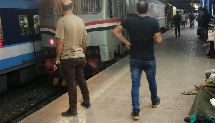 أثار المواطنين وتسبب في موجة من السخرية.. جرار سكة حديدية يظهر فجأة بمحطة مترو أنفاق.. تعرَّف على السبب