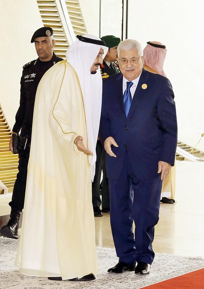الملك سلمان مع الرئيس الفلسطيني محمود عباس