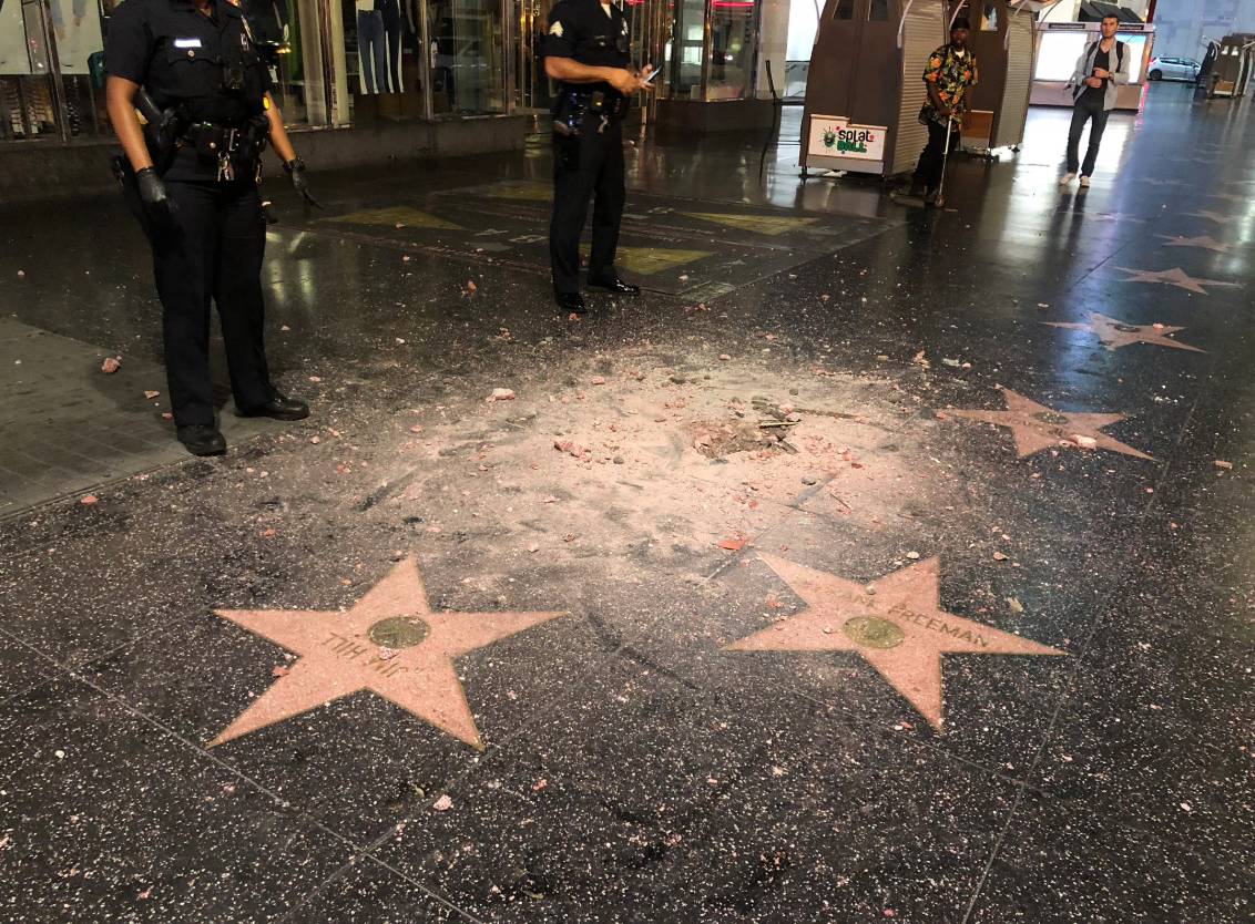 اعترف ببساطة، دفع كفالة 20 ألف دولار، ثم قال “أراكم قريباً” – من هو الرجل الذي خرَّب نجمة ترمب في هوليوود؟!