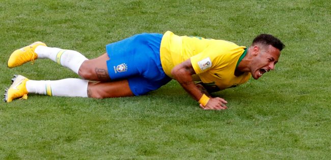 تدحُرج نيمار على أرض الملعب أمام المكسيك يُثير موجة استهزاءٍ جديدة – وآلان شيرر: “سئمنا هذه التصرّفات”!