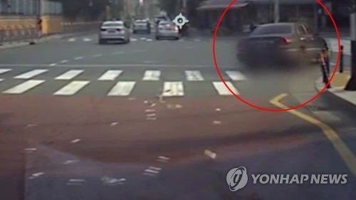 تخيل وأنت تسير بالشارع تلقي عليك امرأةٌ آلاف الدولارات، هذا حدث بالفعل ووثقته الكاميرا.. لكن الغريب رد فعل الناس!