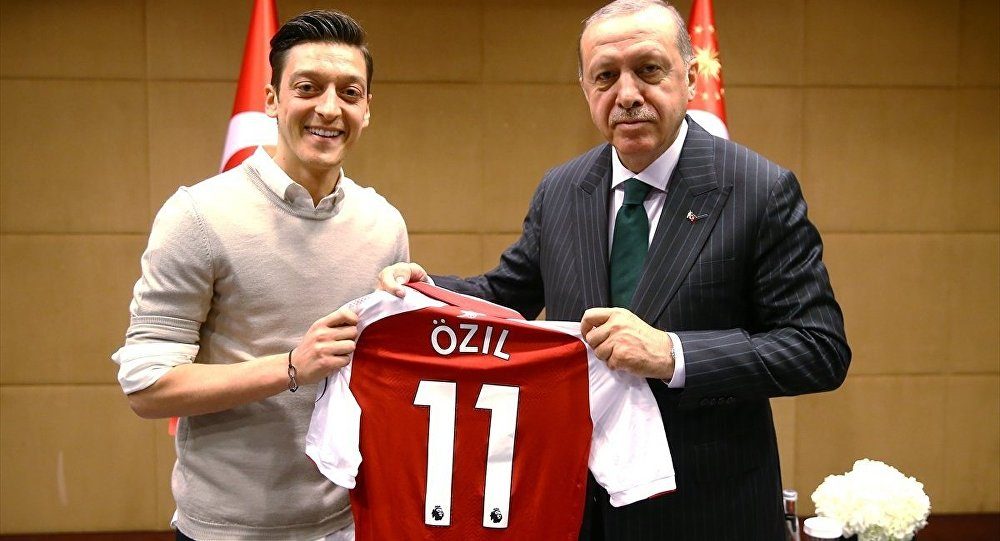 الصورة التي جمعت اللاعب أوزيل مع الرئيس التركي رجب طيب أردوغان