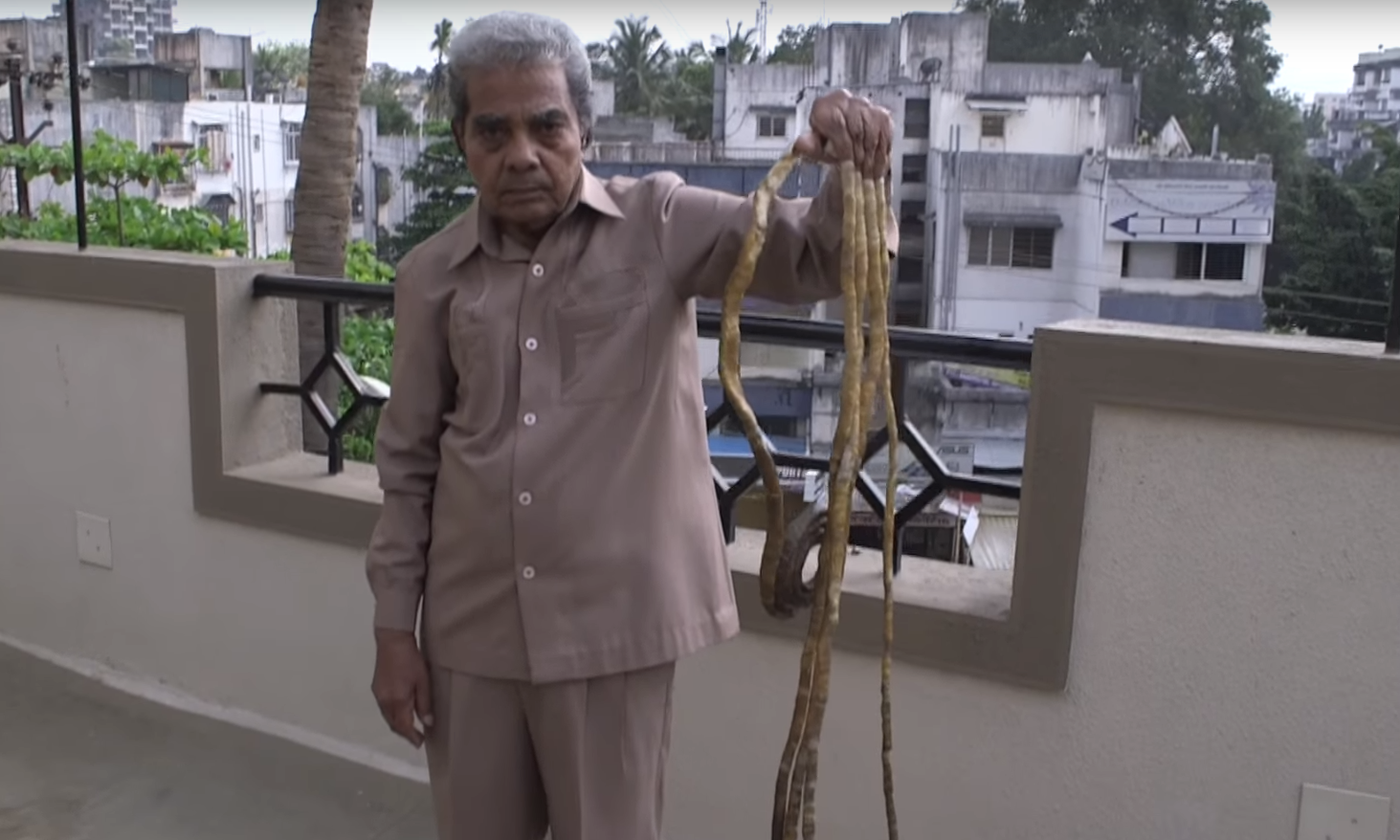 تركها 66 عاماً وقصَّها في دقيقتين.. أخيراً صاحب أطول أظافر بالعالم يقرر تقليمها  