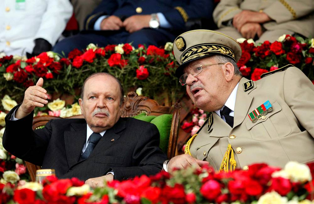 قائد أركان الجيش الجزائري، الفريق أحمد قايد صالح بجانب الرئيس بوتفليقة