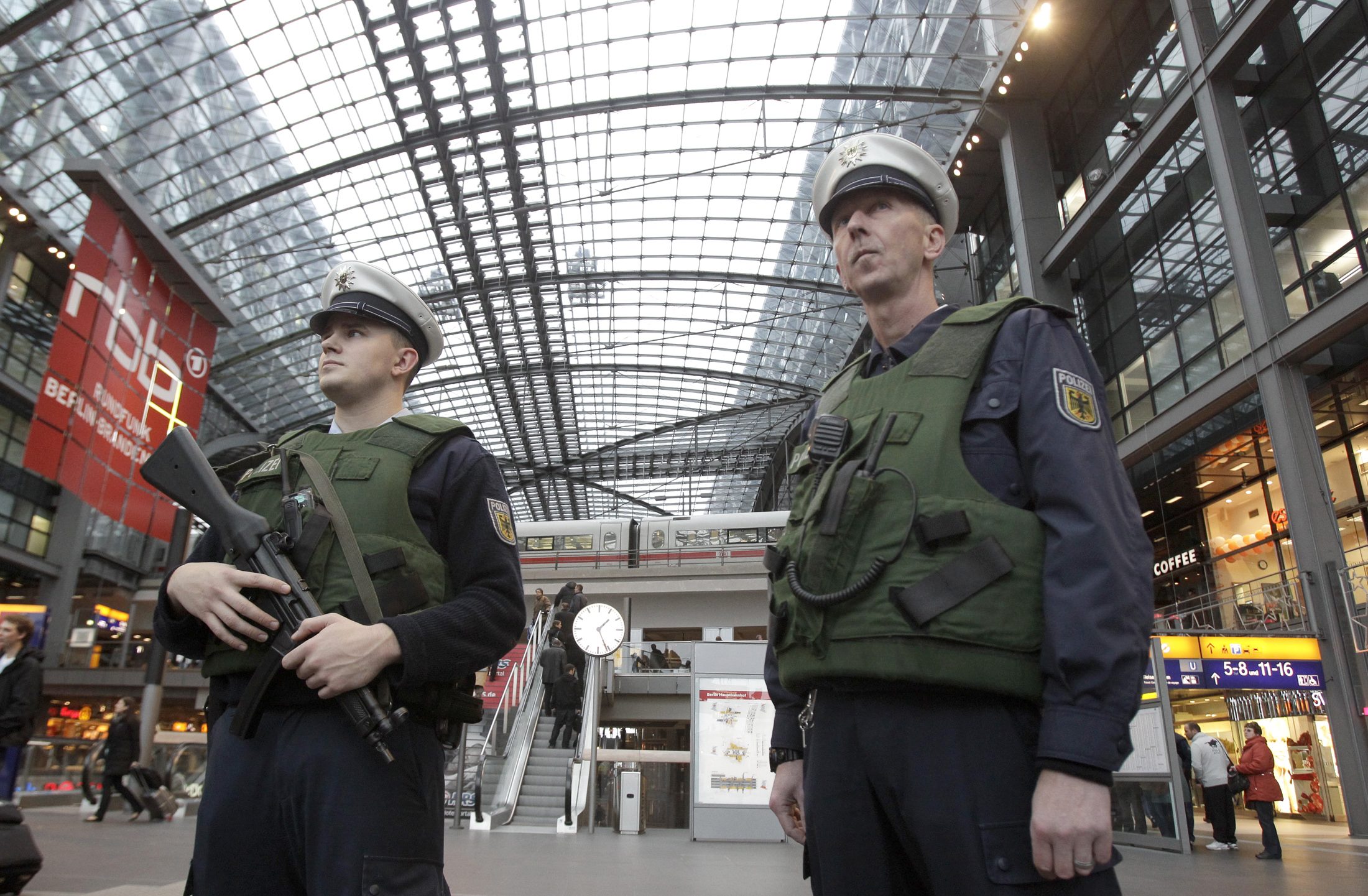 هجوم على ركاب حافلة بـ”سكين مطبخ” يُخلف 14 جريحاً بألمانيا.. المشتبه فيه من أصول إيرانية، ودوافعه ما زالت مجهولة