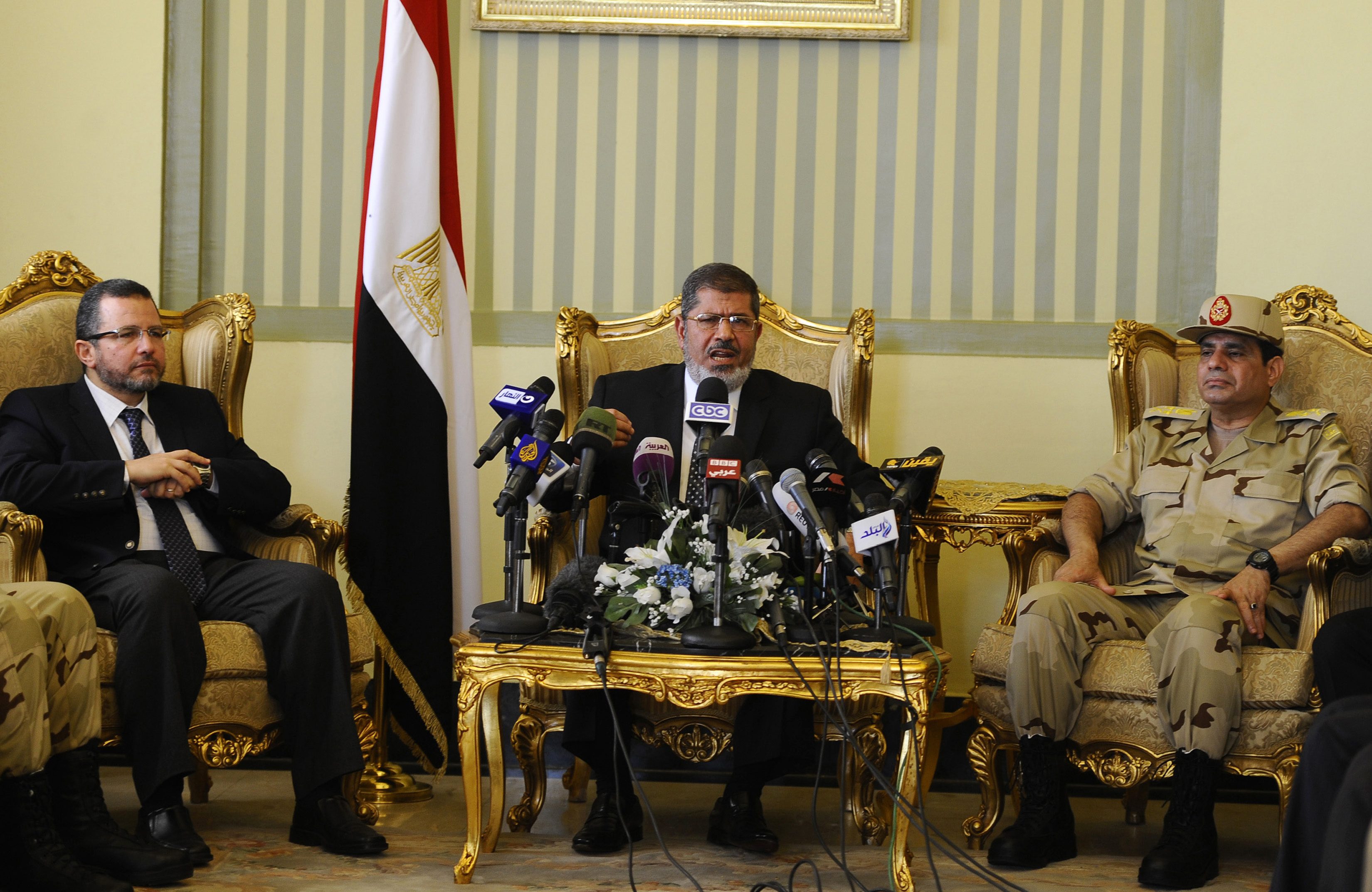 الرئيس السابق محمد مرسي إلى جانب السيسي عندما كان وزيرا للدفاع