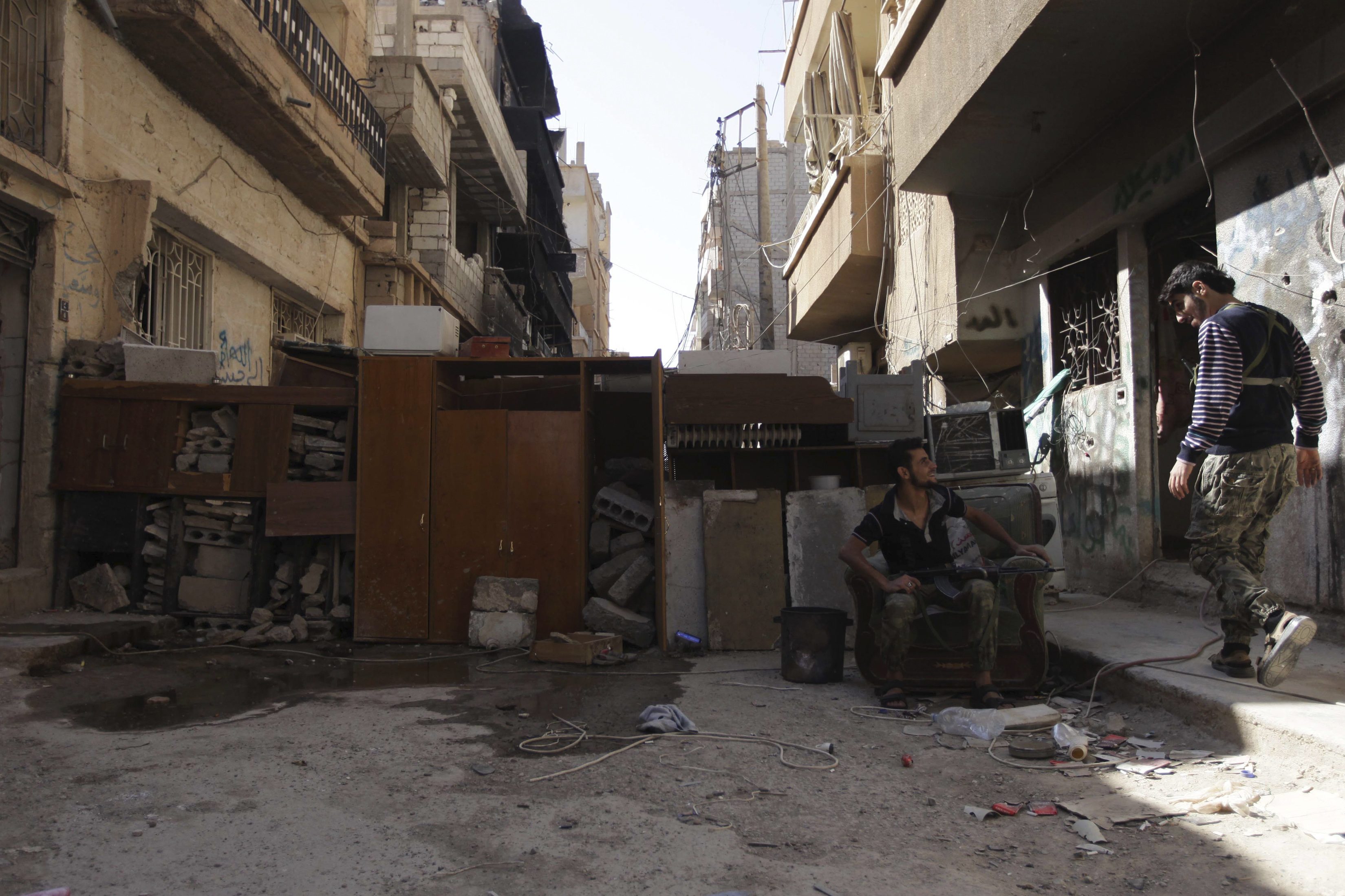 «بيل غيتس الغوطة»، «غوار».. قصة «تجار الحرب» الذين بنوا ثرواتهم من طعام المدنيين وحصار المدن بسوريا