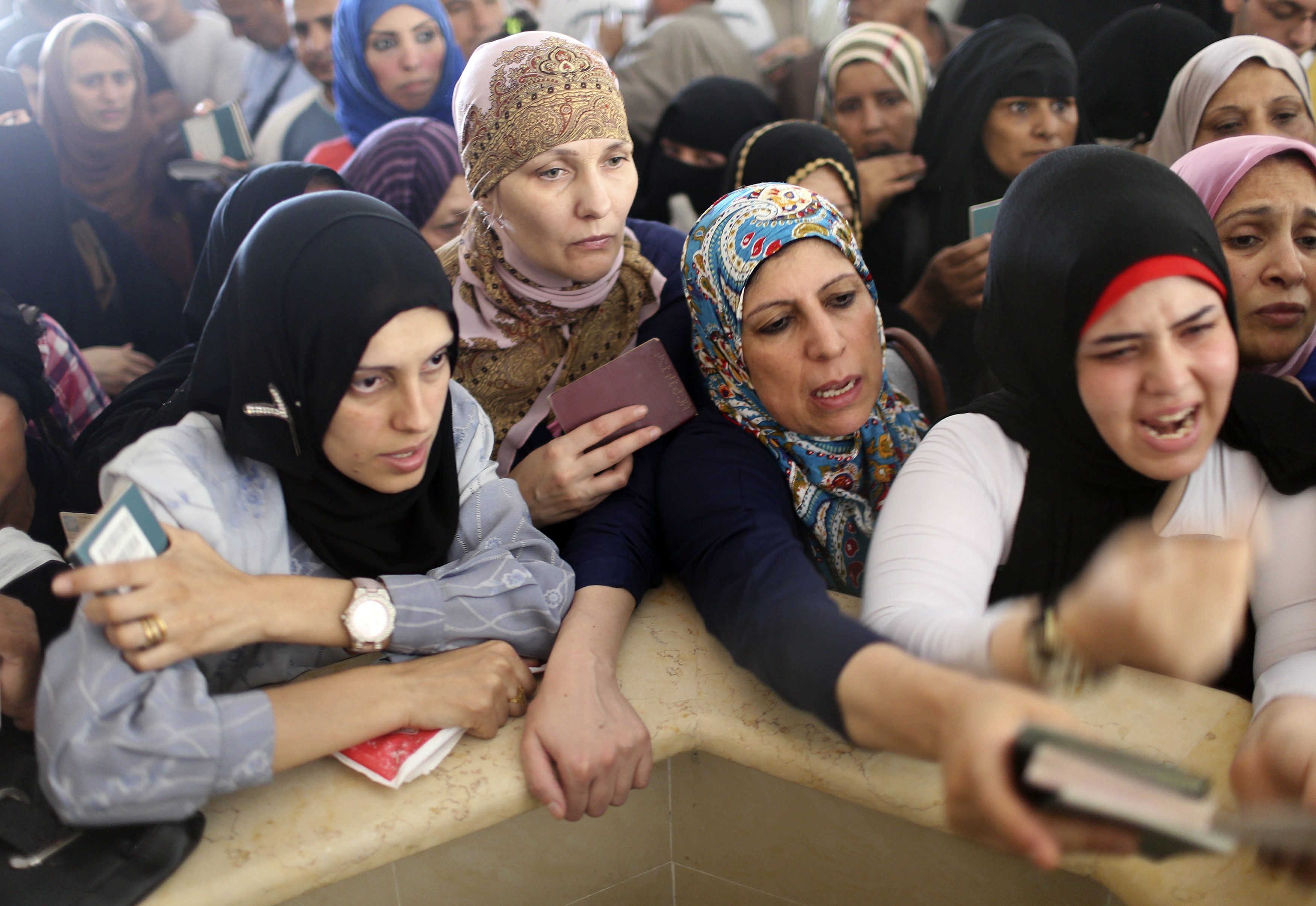 يعاني الفلسطينيون المقيمون في غزة والضفة الغربية من حملة جوازات السلطة الفلسطينية أثناء مغادرة أراضيهم لأي مكان في العالم سواء كان ذلك عبر مصر أو الأردن