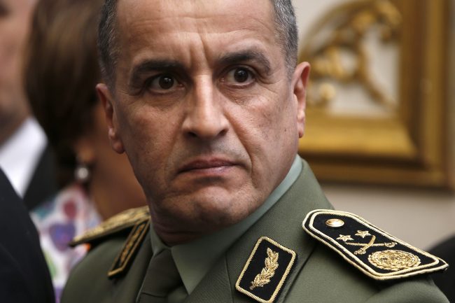 الإسلاميون يدعونه للإشراف على انتقال السلطة والحزب الحاكم يرفض إقحامه في السياسة.. الجيش الجزائري صانع الملوك المترقب في الخلف