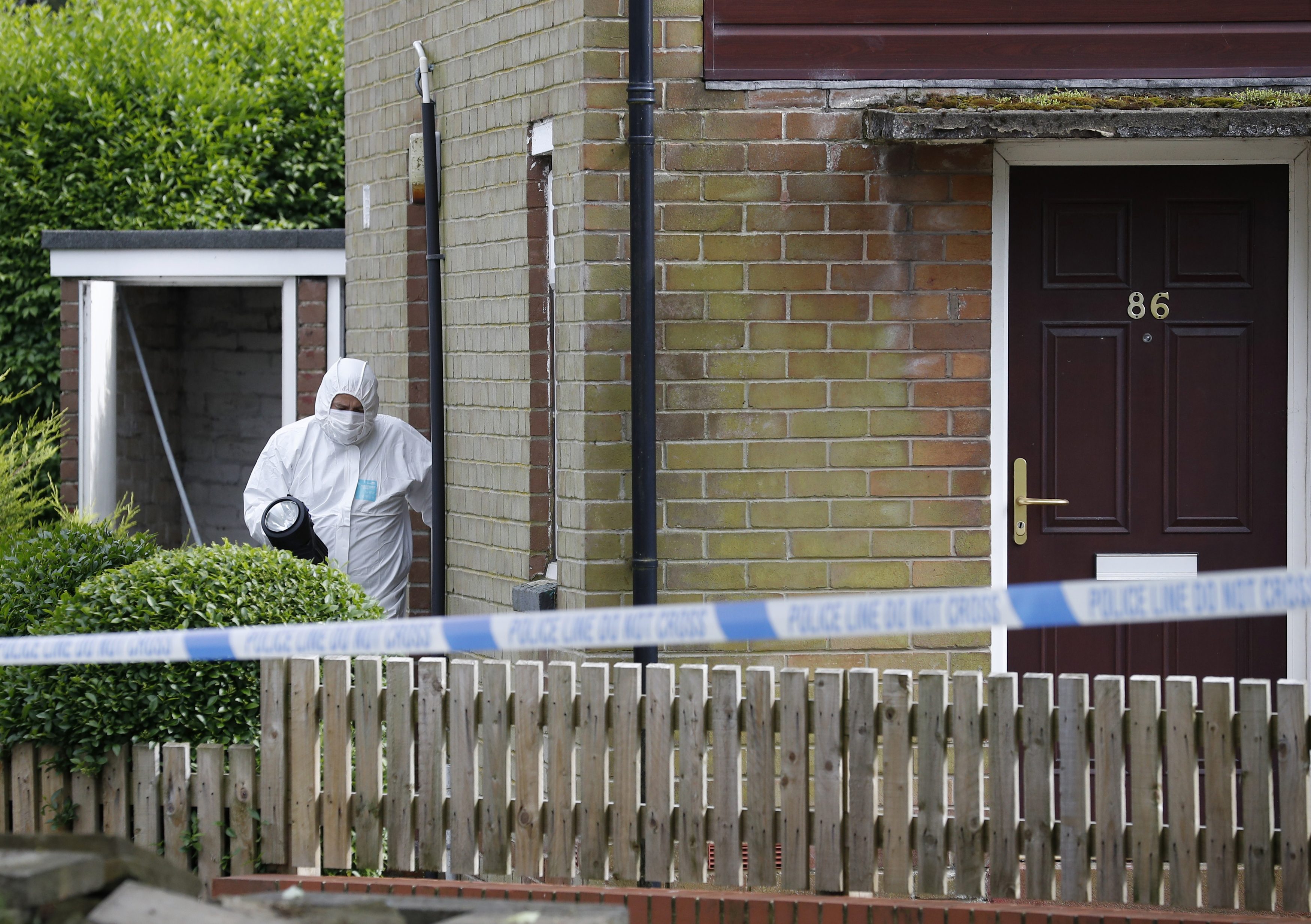 تسمم بريطانيين يشعل أزمة “خطيرة” بين لندن وموسكو.. ومطالب لروسيا بتقديم معلومات حول الغاز السام