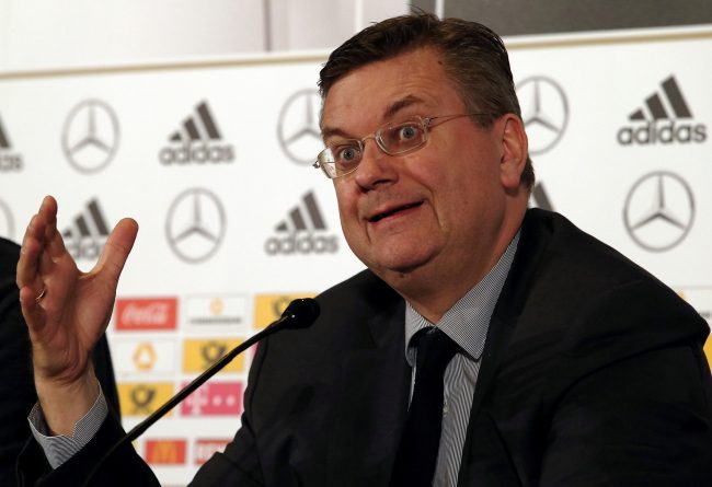 الرجل الذي استفزّ أوزيل ودفعه للاعتزال.. تاريخٌ من عداء المهاجرين و”الانزعاج” من المسلمين