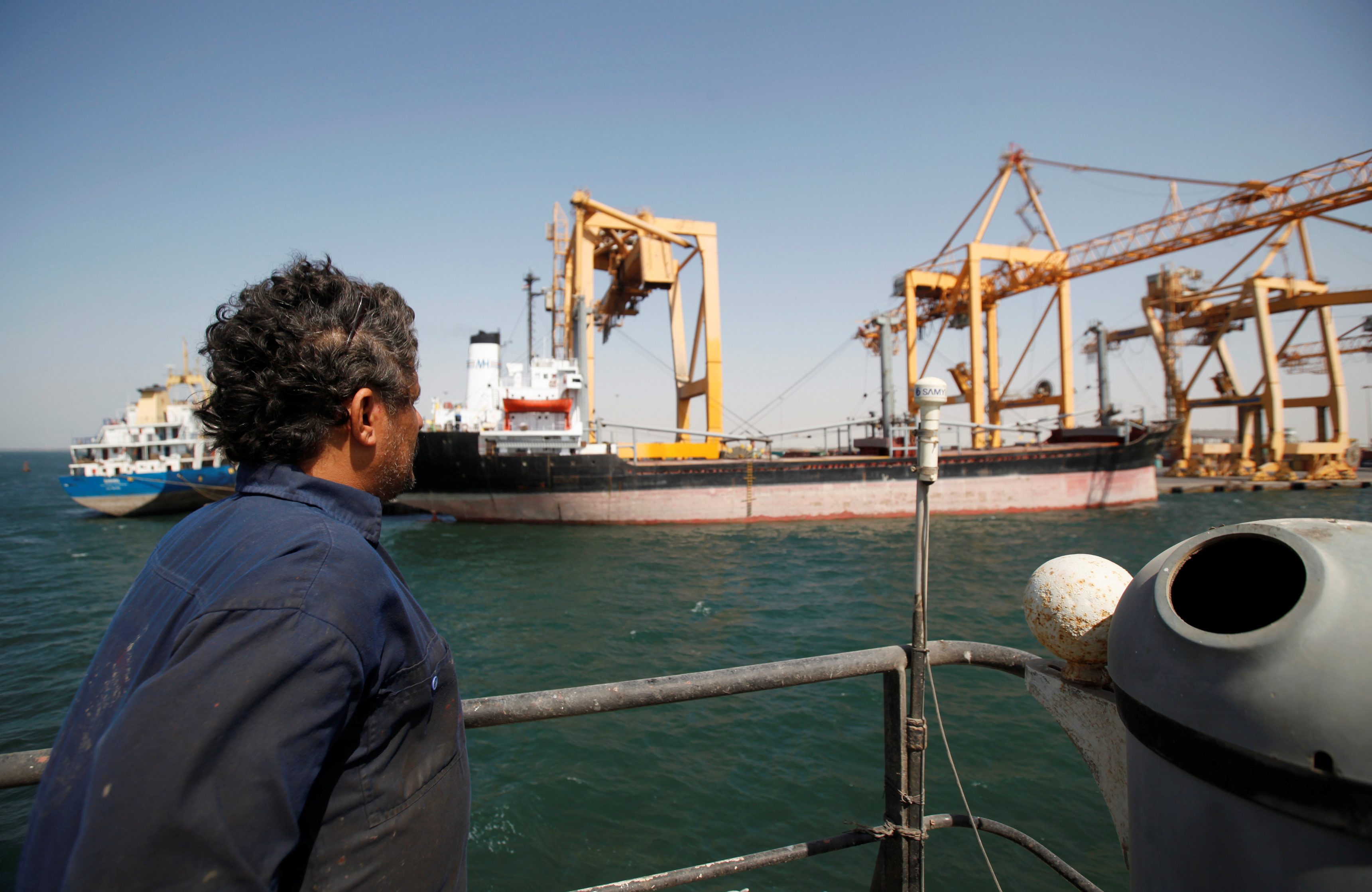 يسيطر الحوثيون على مدينة الحديدة ومينائها الرئيسي، الذي يستقبل 80% من واردات البلاد