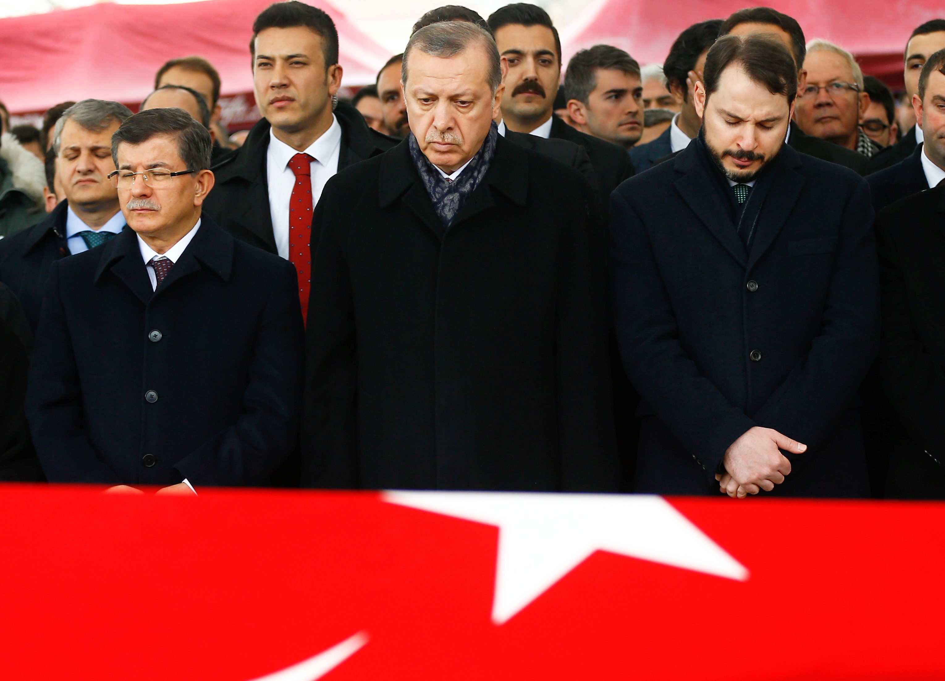 البيرق بجوار أردوغان خلال تشييع أحد ضحايا الشرطة التركية