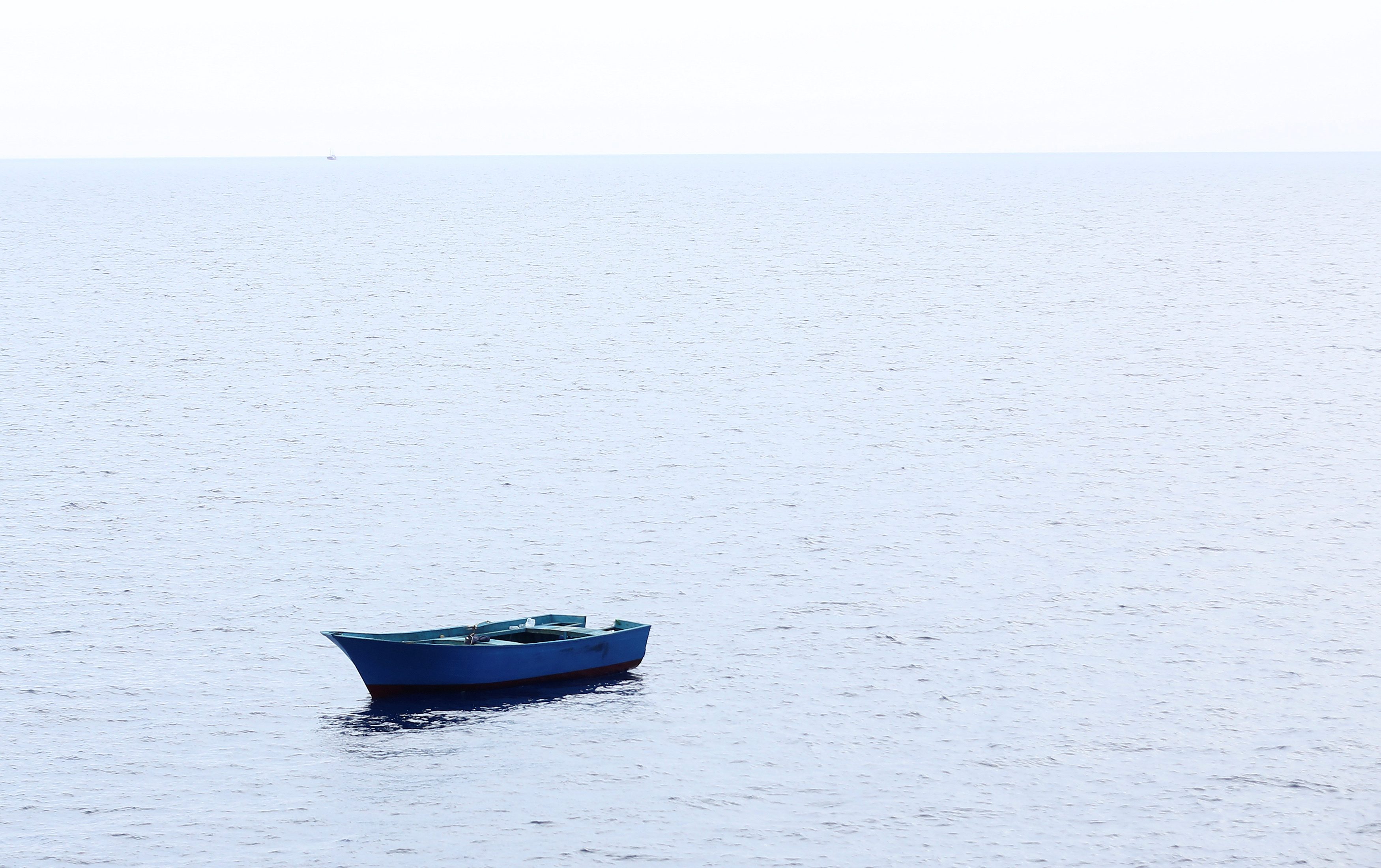 شاهدت مَن معها يموتون من الجوع والحر وبقيت متشبثة بخشبة من قارب، مشهد مؤلم لمهاجرين عُثر عليهم بالبحر المتوسط