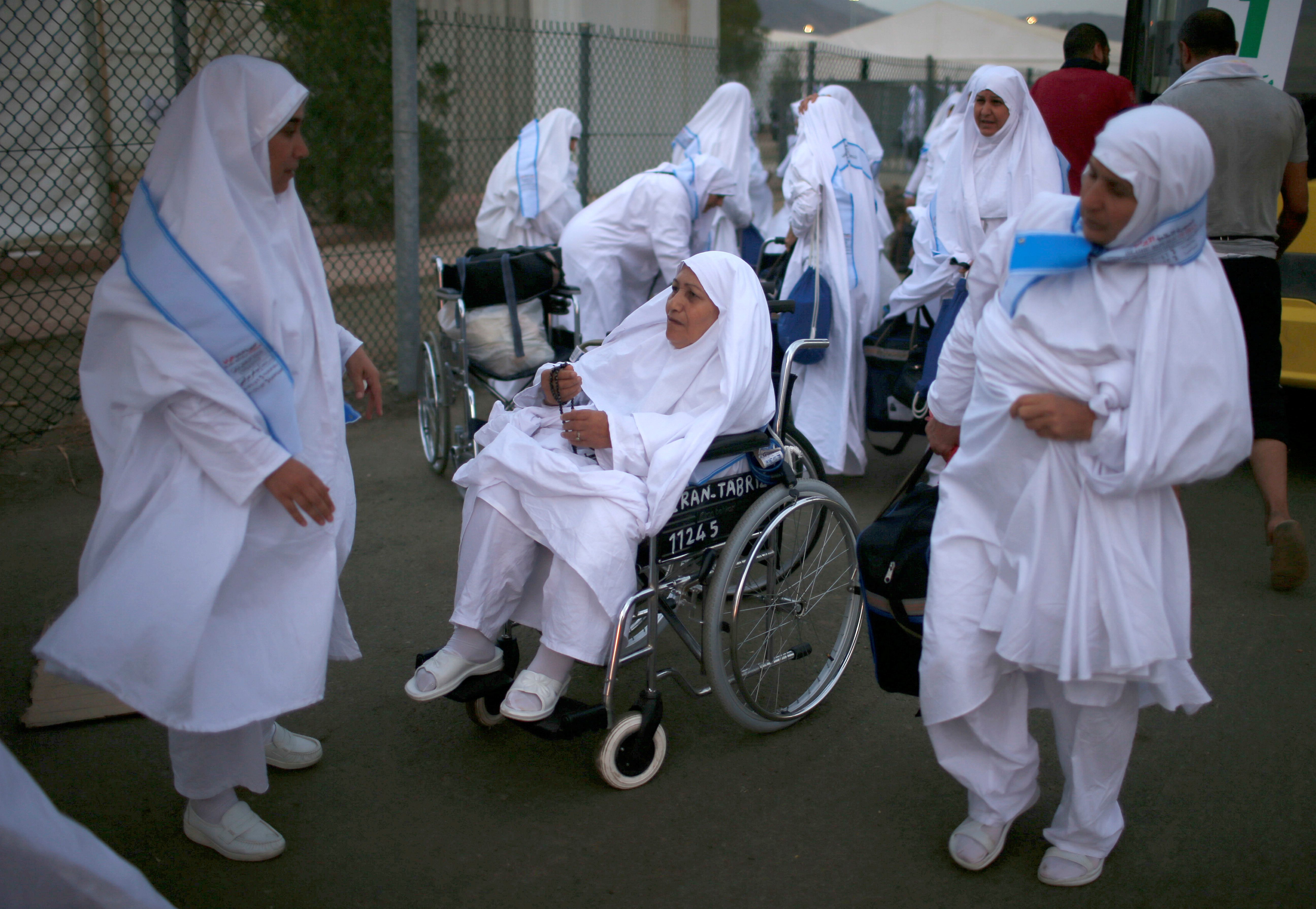 خامنئي يتذكر أسوأ كارثة حدثت بمِنى ويطالب بتحقيق جديد.. إيران تنتقد السعودية قبل موسم الحج