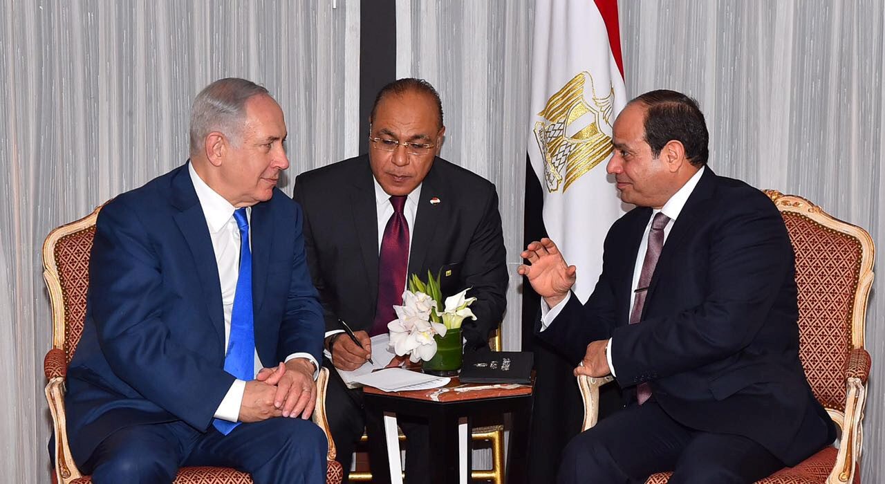 الرئيس المصري عبد الفتاح السيسي رفقة رئيس الوزراء الإسرائيلي بنيامين نتانياهو