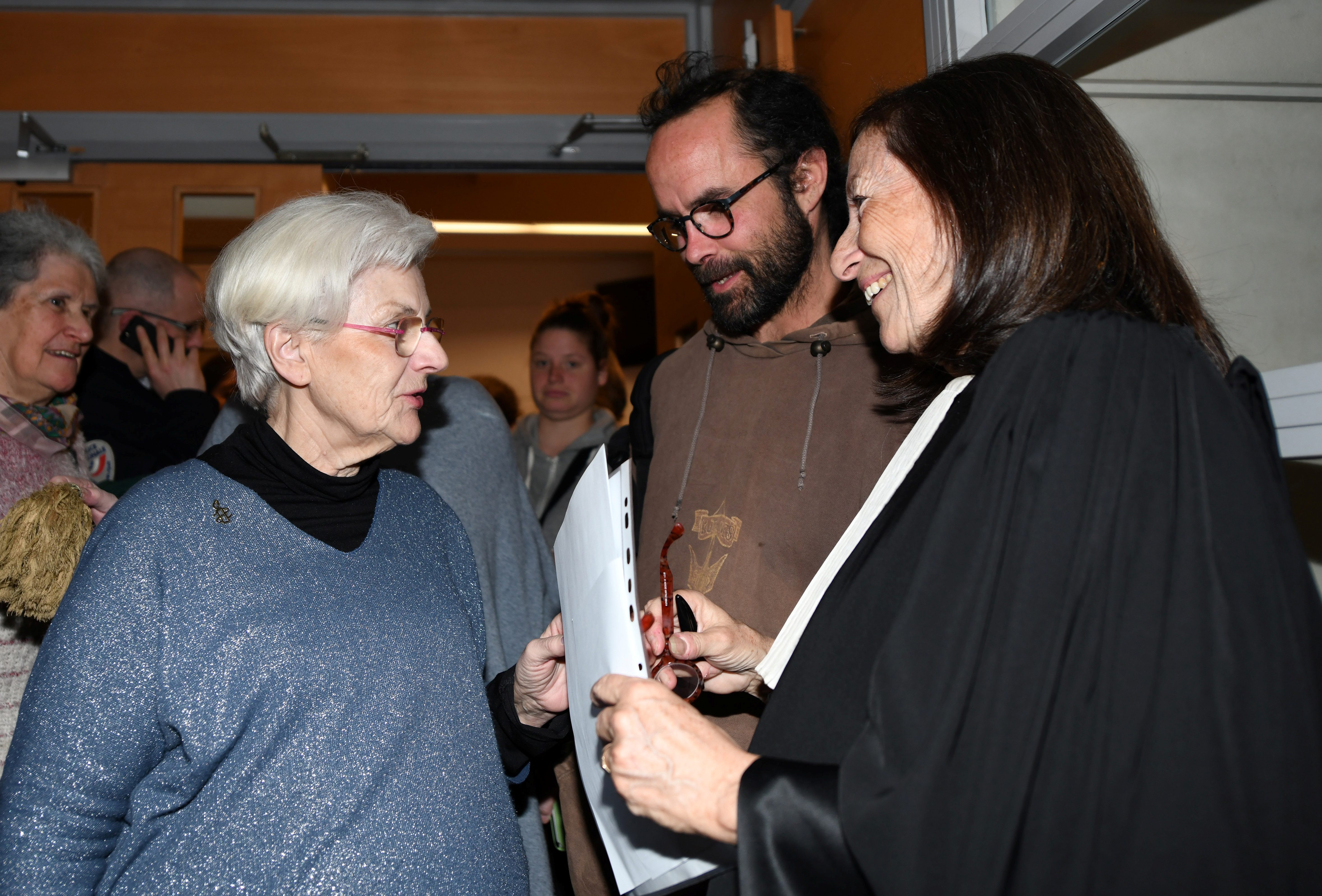 مزارع فرنسي حوكم بالسجن لمساعدته اللاجئين ينتصر على البرلمان.. المجلس الدستوري يلغي قانوناً يجرّم المساعدة الإنسانية للمهاجرين