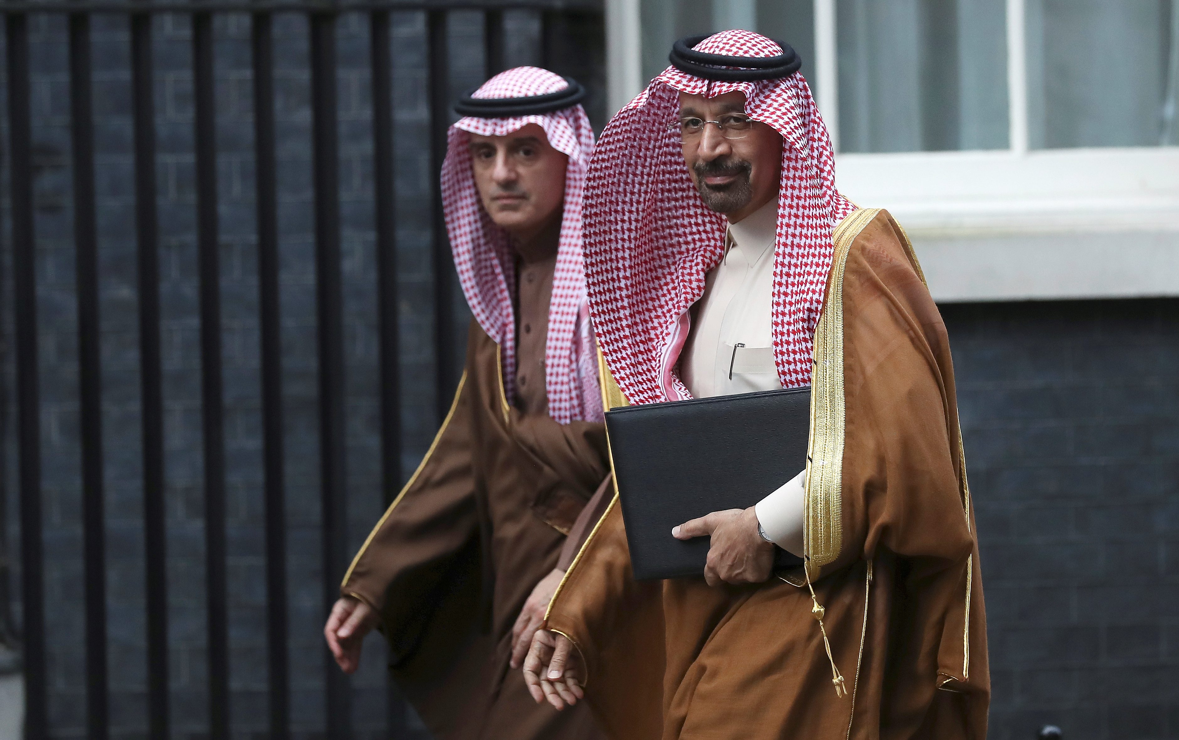 وزير الخارجية السعودية بصحبة وزير الطاقة خالد الفالح