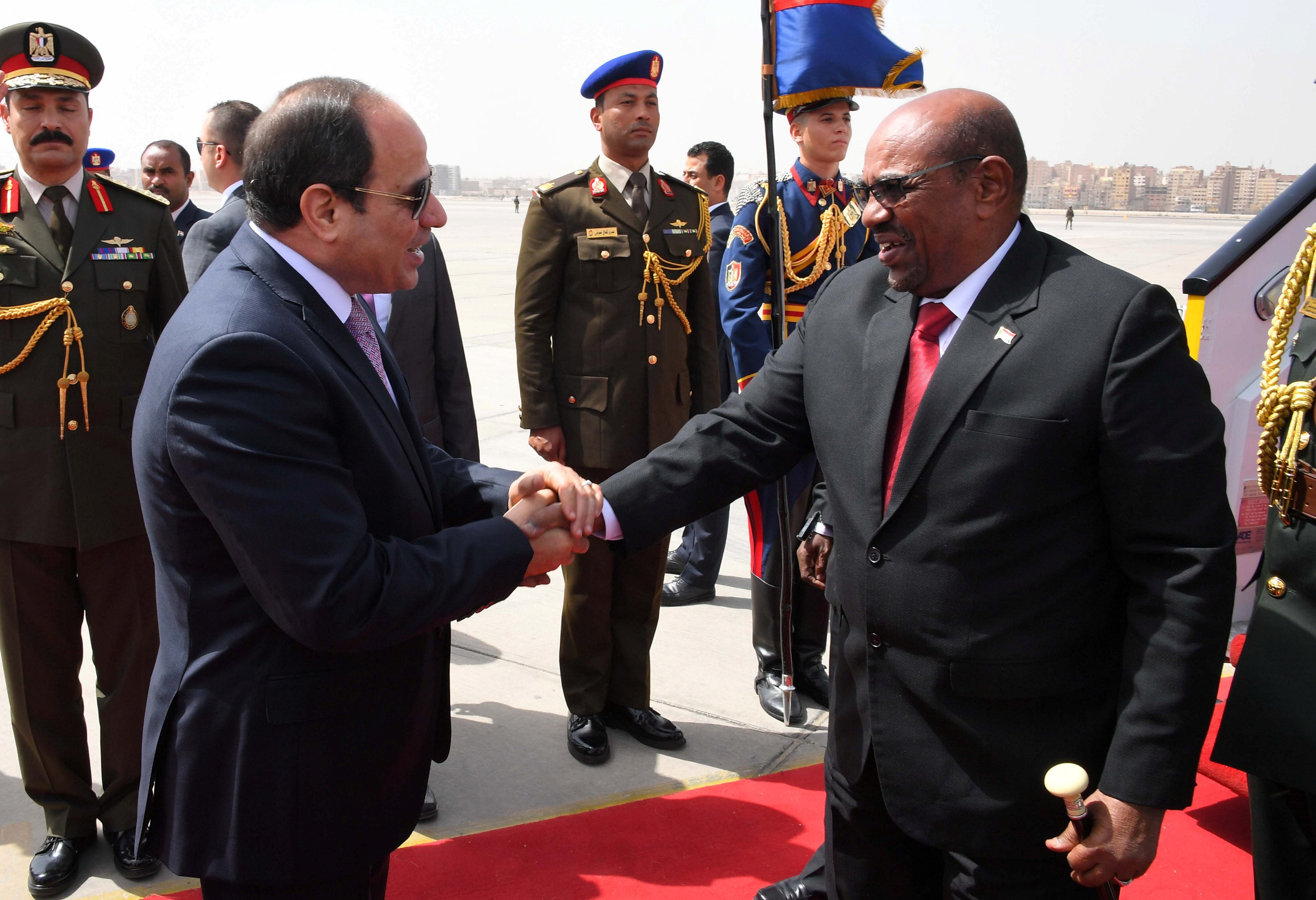 خلال استقبال الرئيس السوداني عمر البشير لنظيره المصري عبد الفتاح السيسي