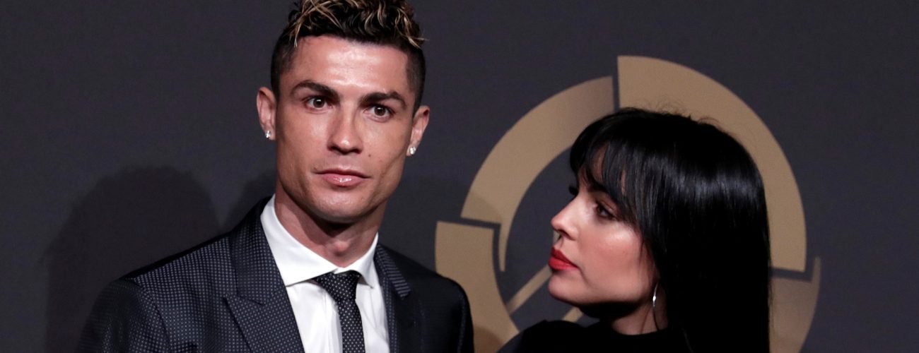 جورجينا صديقة رونالدو إلى جانبه (رويترز)