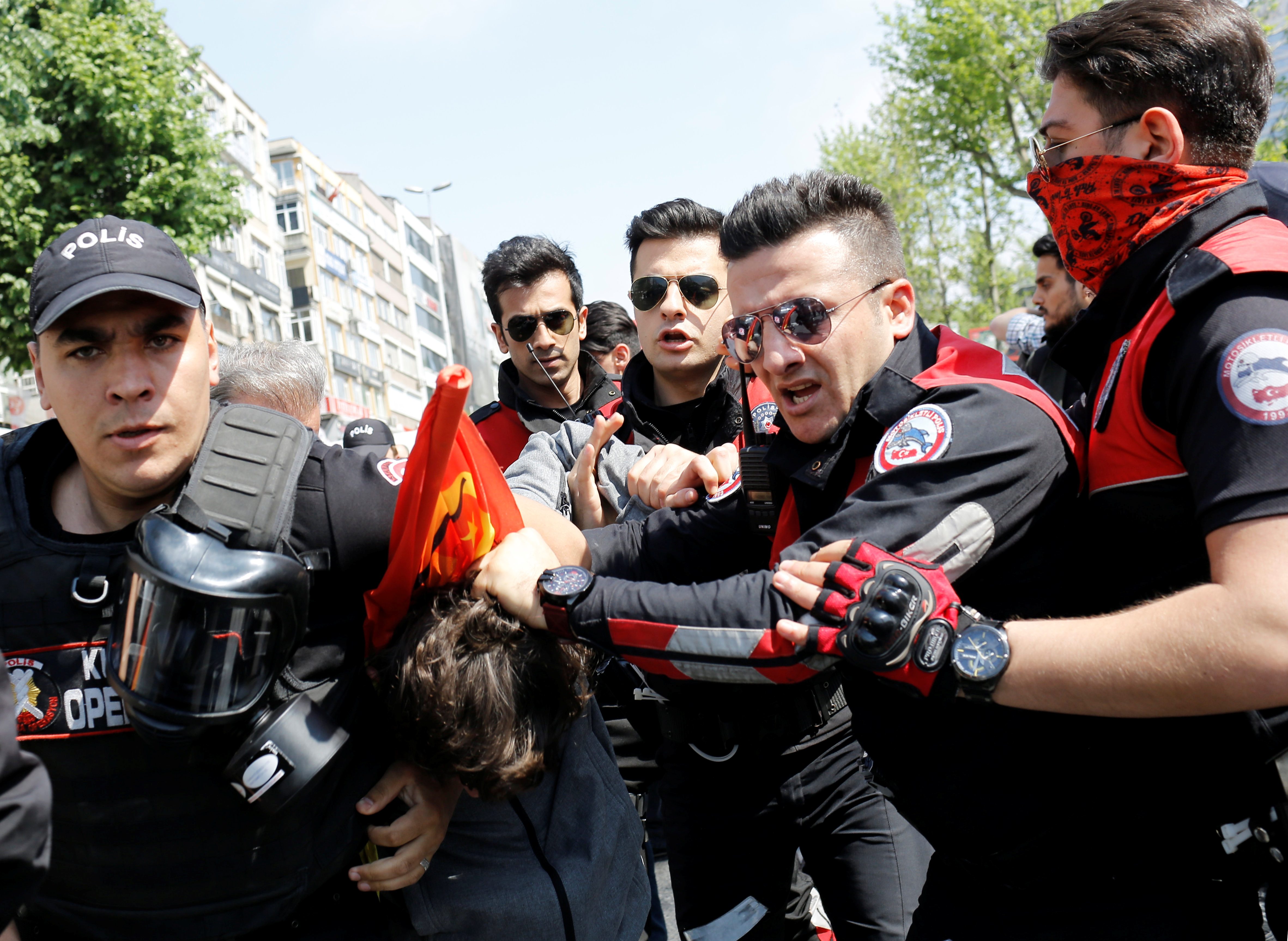 أحد البرلمانيين المعارضين صرّح قائلًا: بينما ينتظر شعبنا بكل أمل رفع حالة الطوارئ، يعيدها هذا القانون بصورة أخطر لثلاث سنوات أخرى