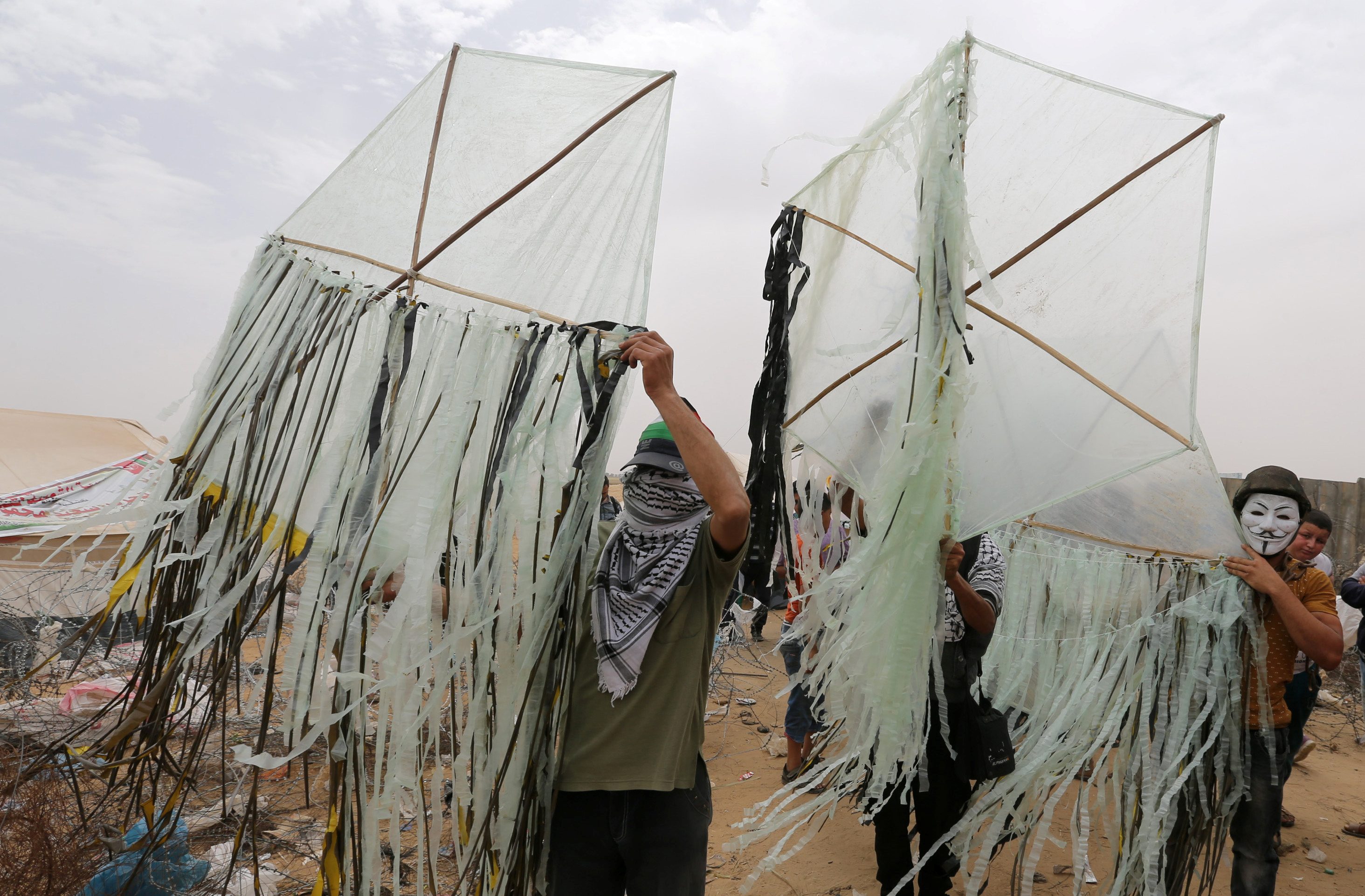 عجزوا عن إيقاف طائرات غزة الحارقة فقرر نتنياهو خنق القطاع بعقوبات جديدة.. خلاف دبلوماسي بين مصر وإسرائيل وأميركا قد يشتعل بسبب ذلك