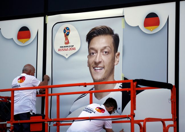 “لست وحدك يا أوزيل”.. العالم يتعاطف مع صانع أهداف الألمان الأول ضد “العنصرية”