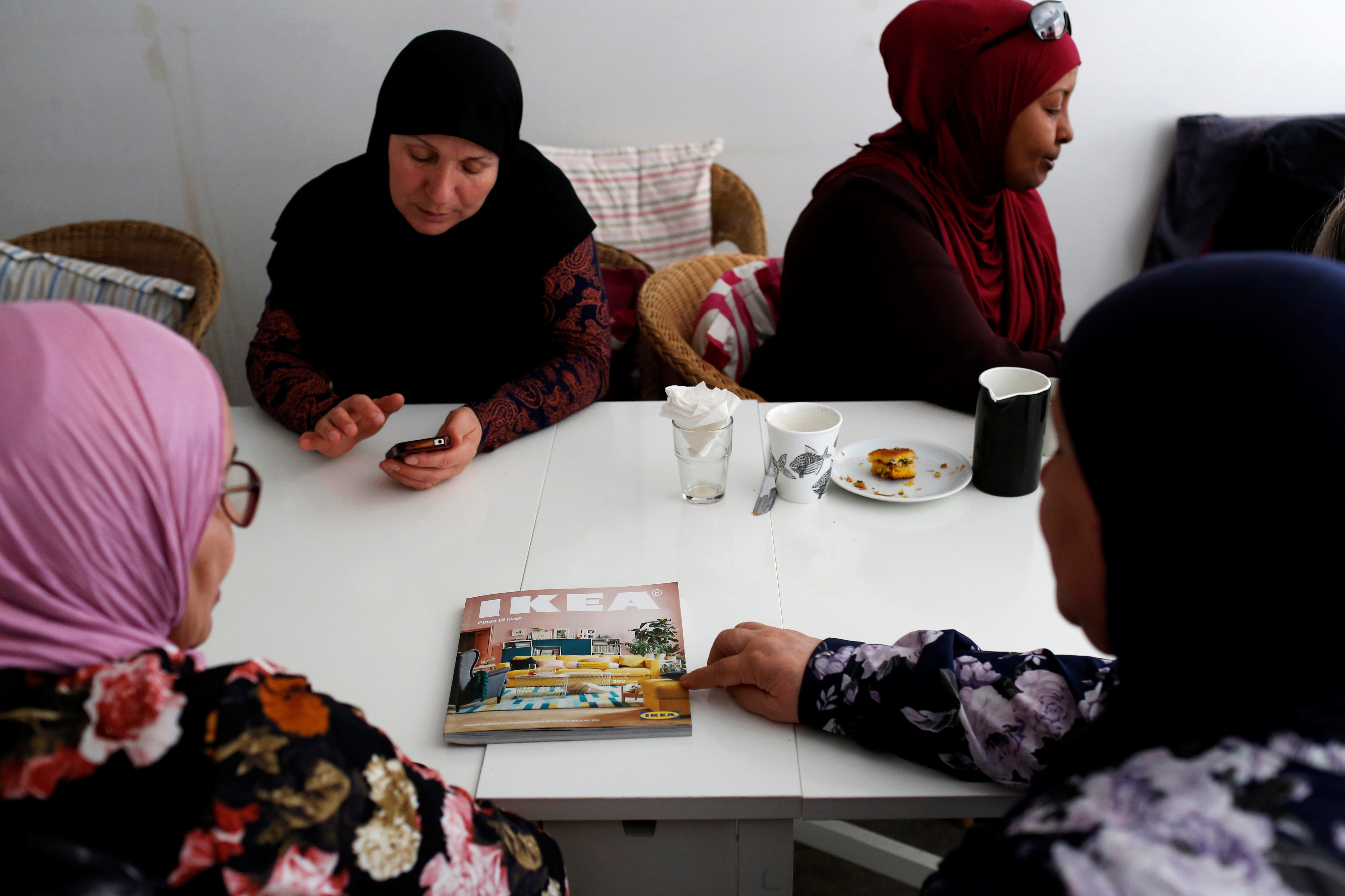 خطة قسرية لتنشئة أبناء المهاجرين على القيم الدنماركية.. وضع الأطفال بدور رعاية وعقوبات مضاعفة وغرامات مالية كبيرة للمخالفين