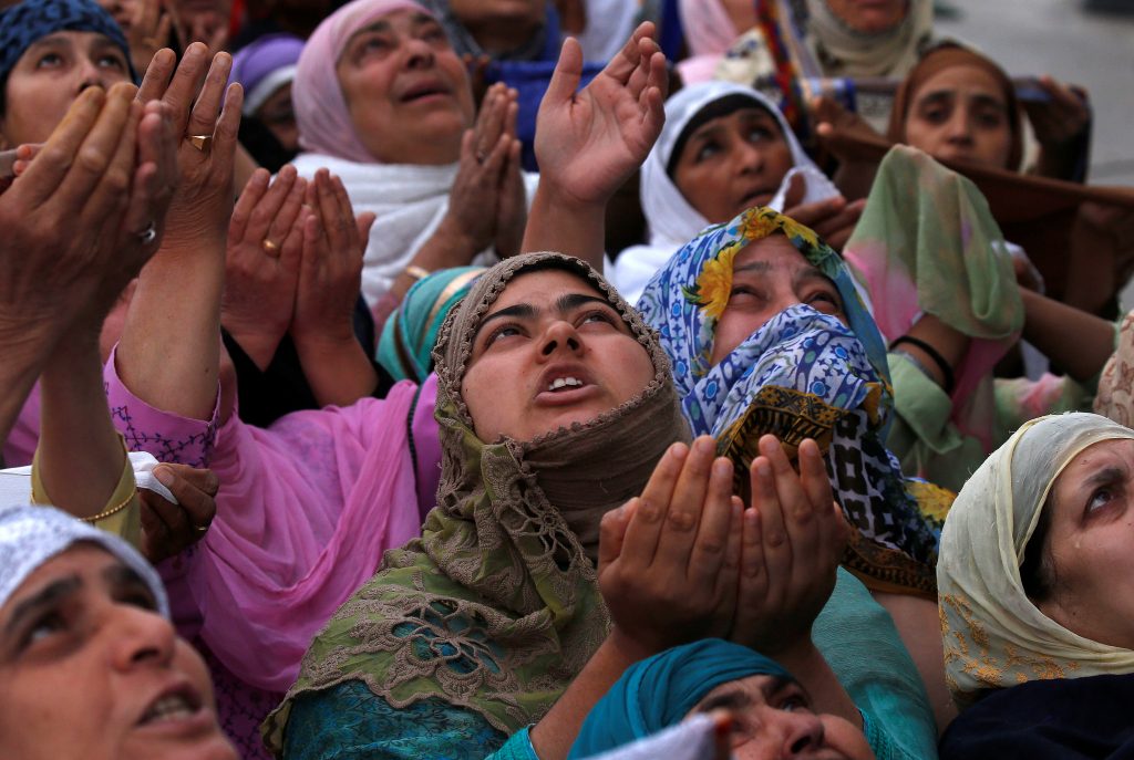 قرى كيف دفنوا جثث القتلى في قبر جماعي أصبحت المياه تغمر جزءا منه الآن