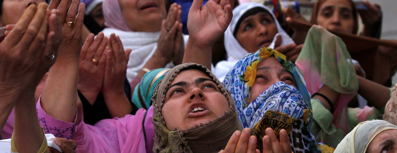 قرى كيف دفنوا جثث القتلى في قبر جماعي أصبحت المياه تغمر جزءا منه الآن