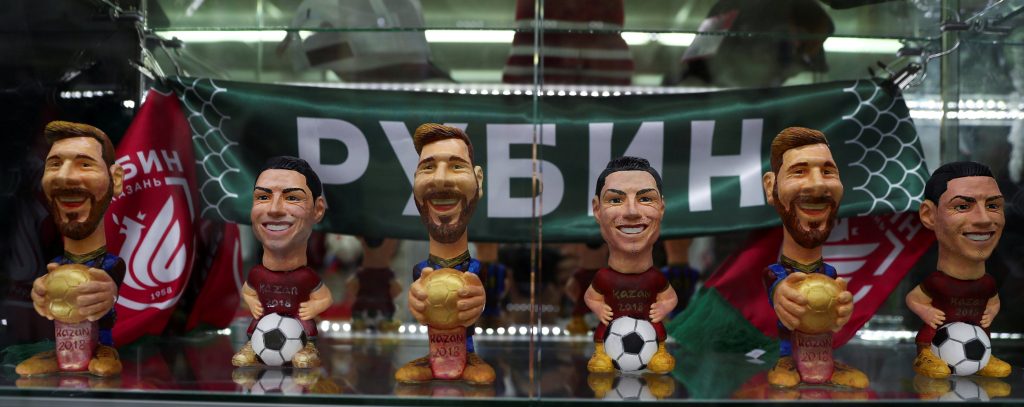 تماثيل للاعب ريال مدريد السابق كريستيانو رونالدو ولاعب برشلونة (ليونيل ميسي (رويترز