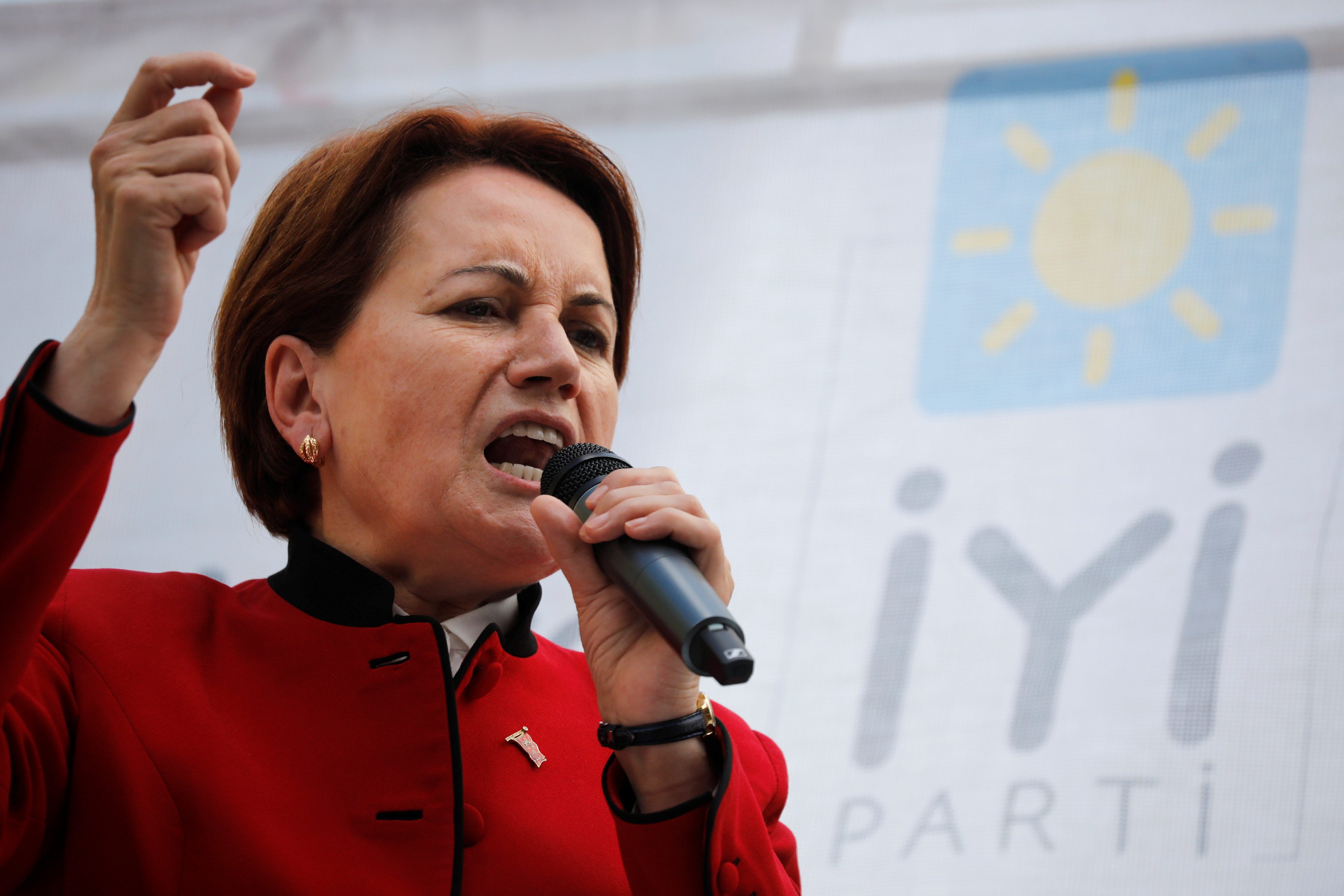 وصفوها بـ”المرأة الحديدية والمنافسة الشرسة لأردوغان”.. زعيمة حزب “الخير” تستقيل من منصبها بعد اجتماع طارئ