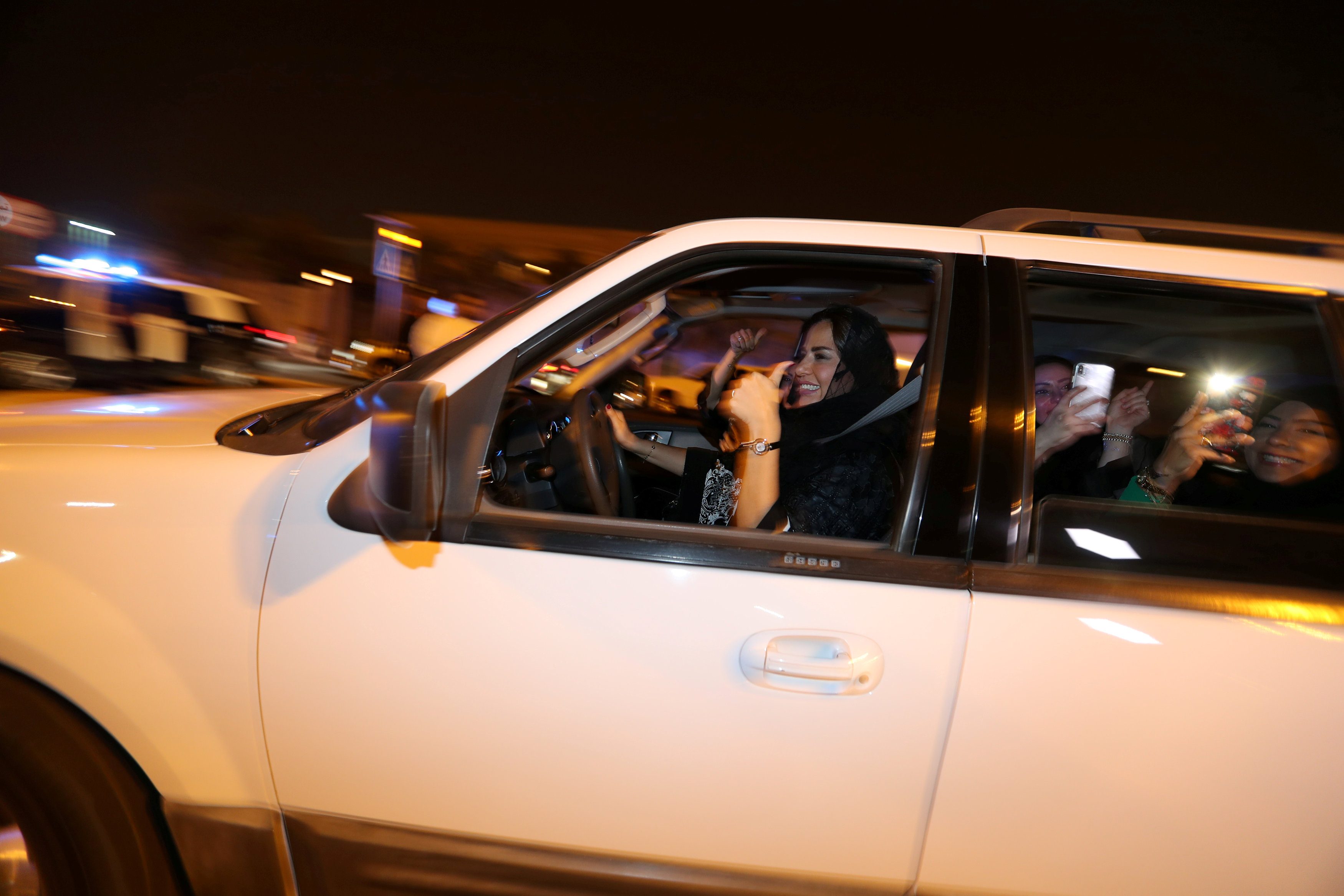 السماح بقيادة السيارات، اعتُبر قرار تاريخي لنساء السعودية