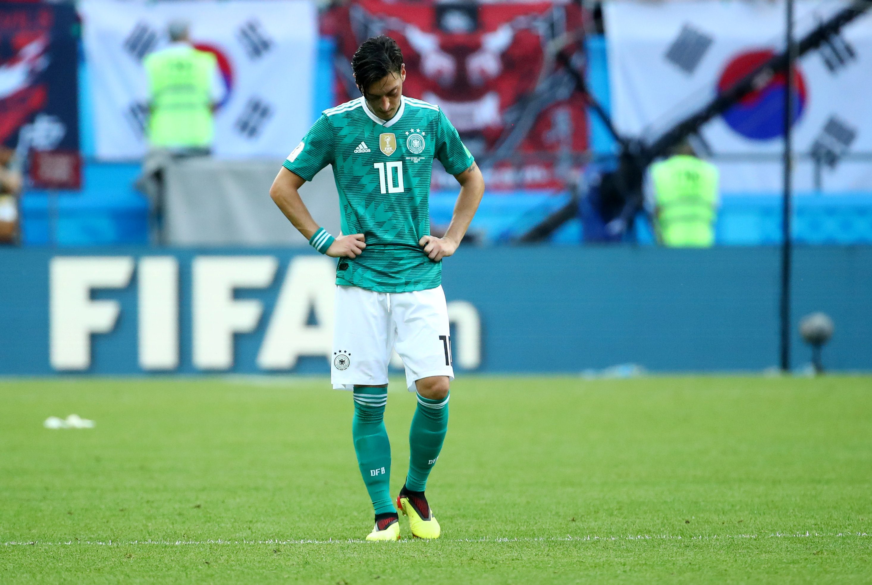 البعض يحمل أوزيل مسؤولية خروج منتخب ألمانيا من كأس العالم