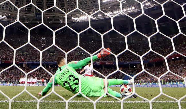 هل لاحظت “نصب” حرّاس المرمى خلال ركلات الجزاء؟ لماذا لا يعاقبهم الحكّام؟