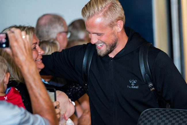 مشاعر أبوية رائعة مفعمة بالحنان.. هكذا ساند شمايكل الأب كاسبر بعد خروج الدنمارك من كأس العالم