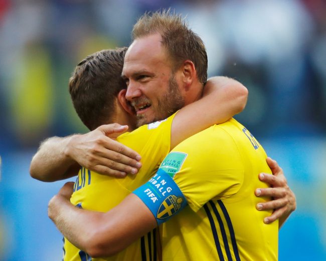 السويد إلى ربع النهائي لأول مرة منذ 24 عاماً.. وسويسرا تبكي “النيران الصديقة”