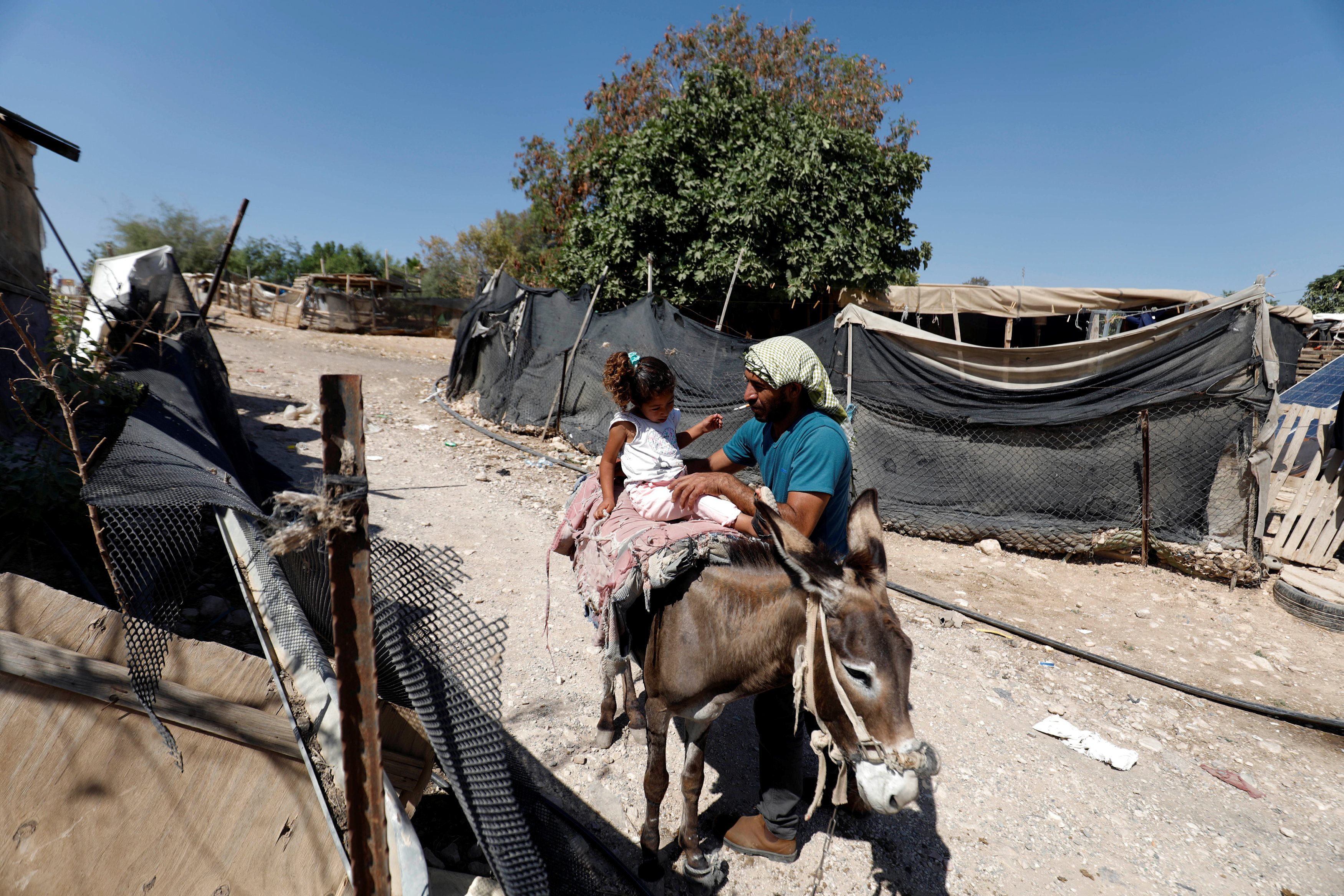 يعيش فيها 173 شخصاً فقط، ووزير إسرائيلي طالب بتهجير أهلها منذ 40 عاماً.. قصة قرية فلسطينية ستقسم الضفة إلى قسمين