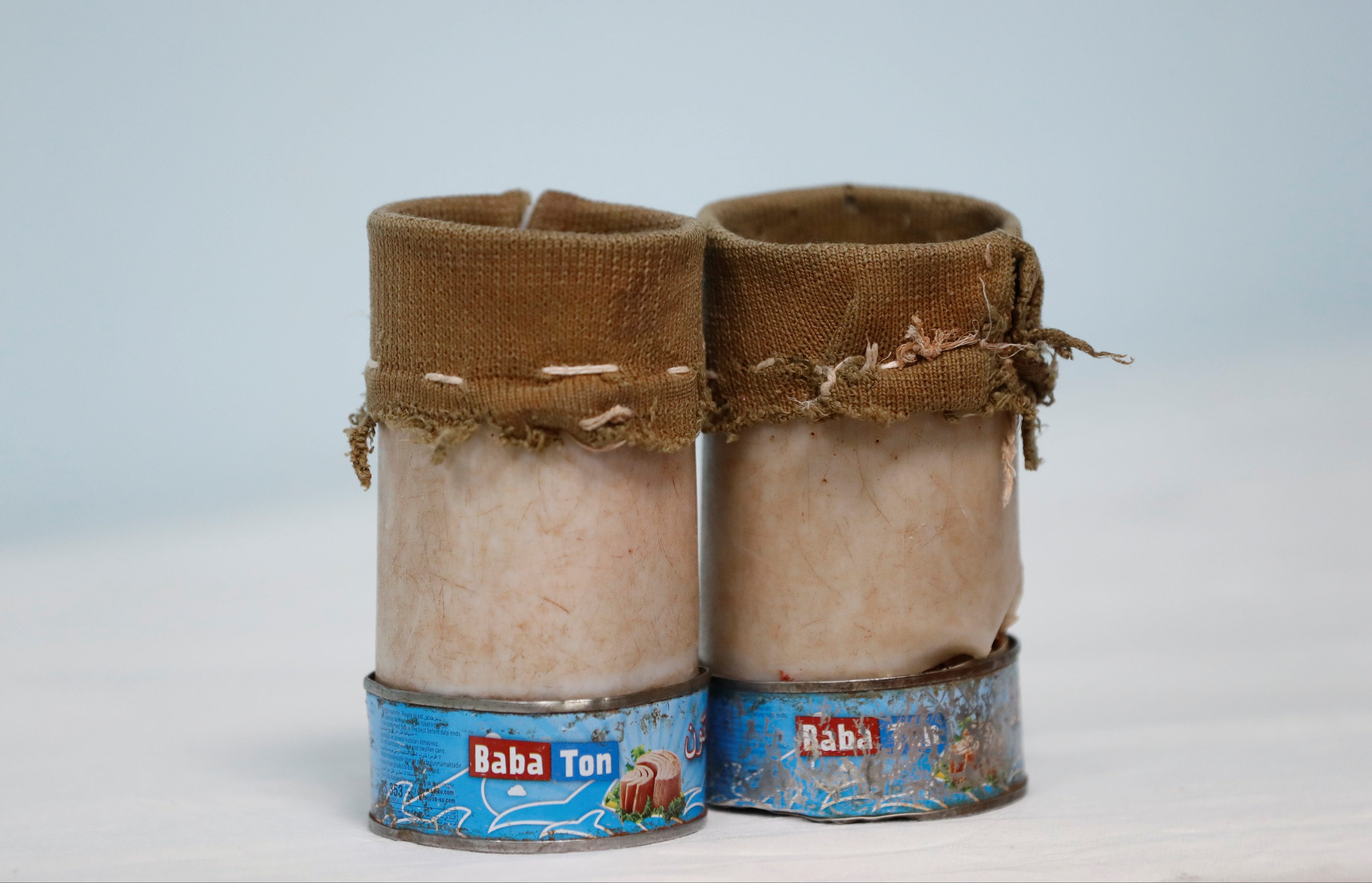 لن ترتدي الطفلة “مايا” هذه الأقدام المصنوعة من علب التونا بعد اليوم!