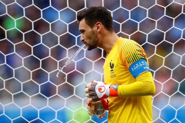 حارس مرمى فرنسا كاد يبتلع حشرة خلال مباراة أوروغواي.. شاهد كيف “نجا”!