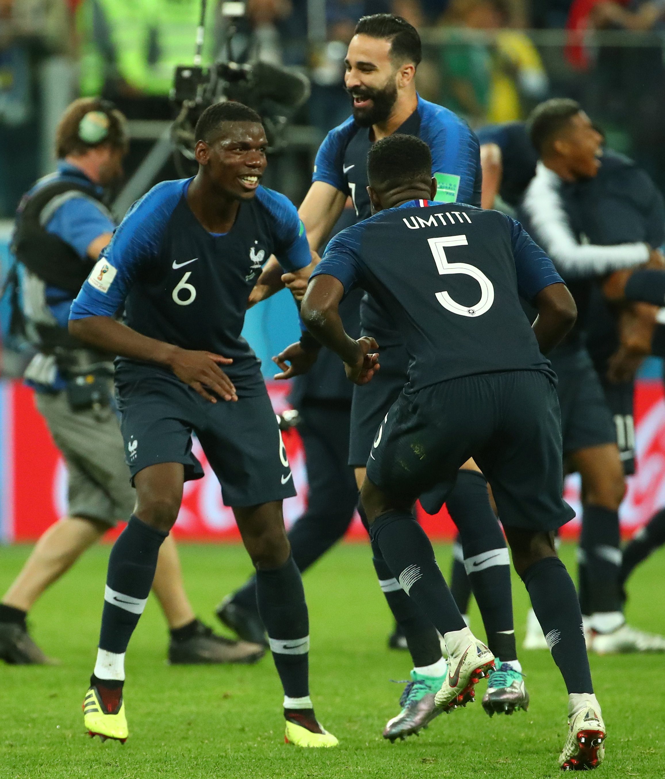 لاعبوا المنتخب المصري يحتفلون بفوزهم