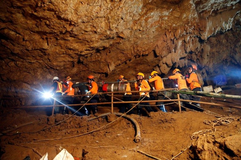 كرة القدم تحتفي بإنقاذ فتية الكهف، الدعوات تنهال عليهم من أفضل فرق العالم ونجومها.. وهذا ما كشف عن حالتهم الصحية