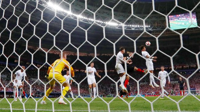 ما لم تشاهده على التلفاز: الإنكليز حاولوا خطف التعادل مستغلين احتفال الكروات.. لكن الحكم أوقفهم!