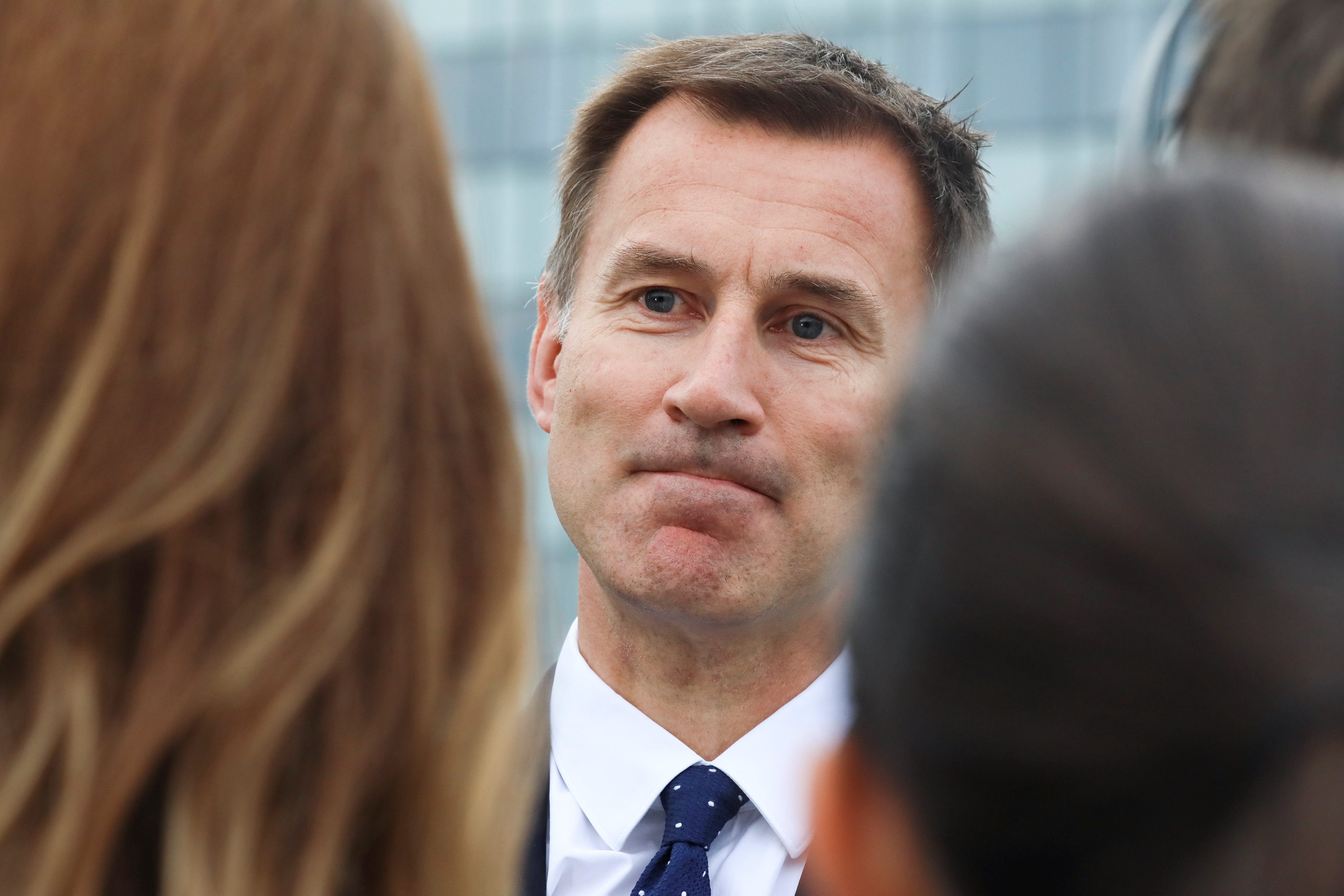 وزير خارجية بريطانيا يقع في خطأ “فادح” بالصين.. يقول إن زوجته يابانية، وهي ليست كذلك! (فيديو)