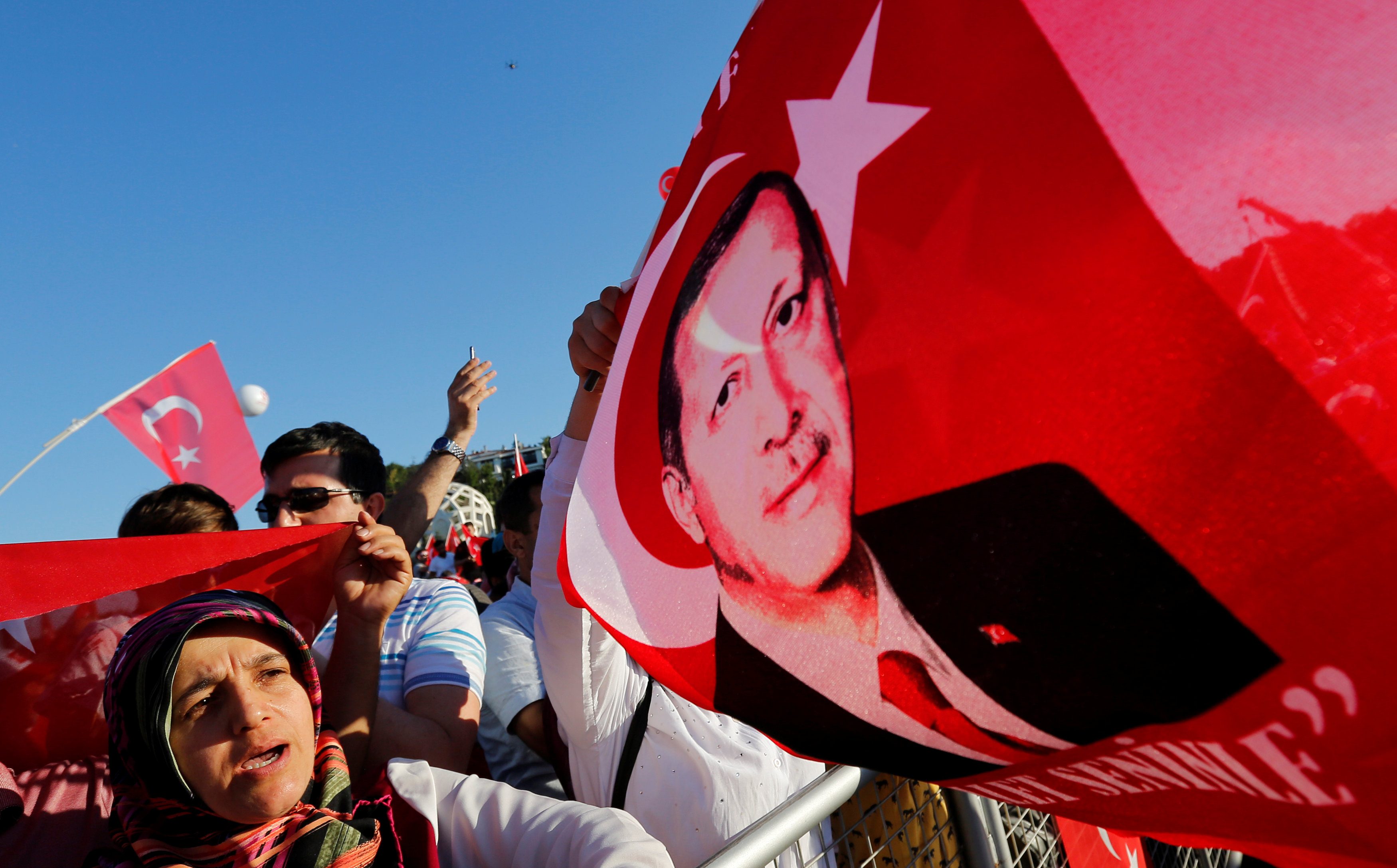 صورة اردوغان تزين احتفالات الاتراك بذكرى فشل الانقلاب