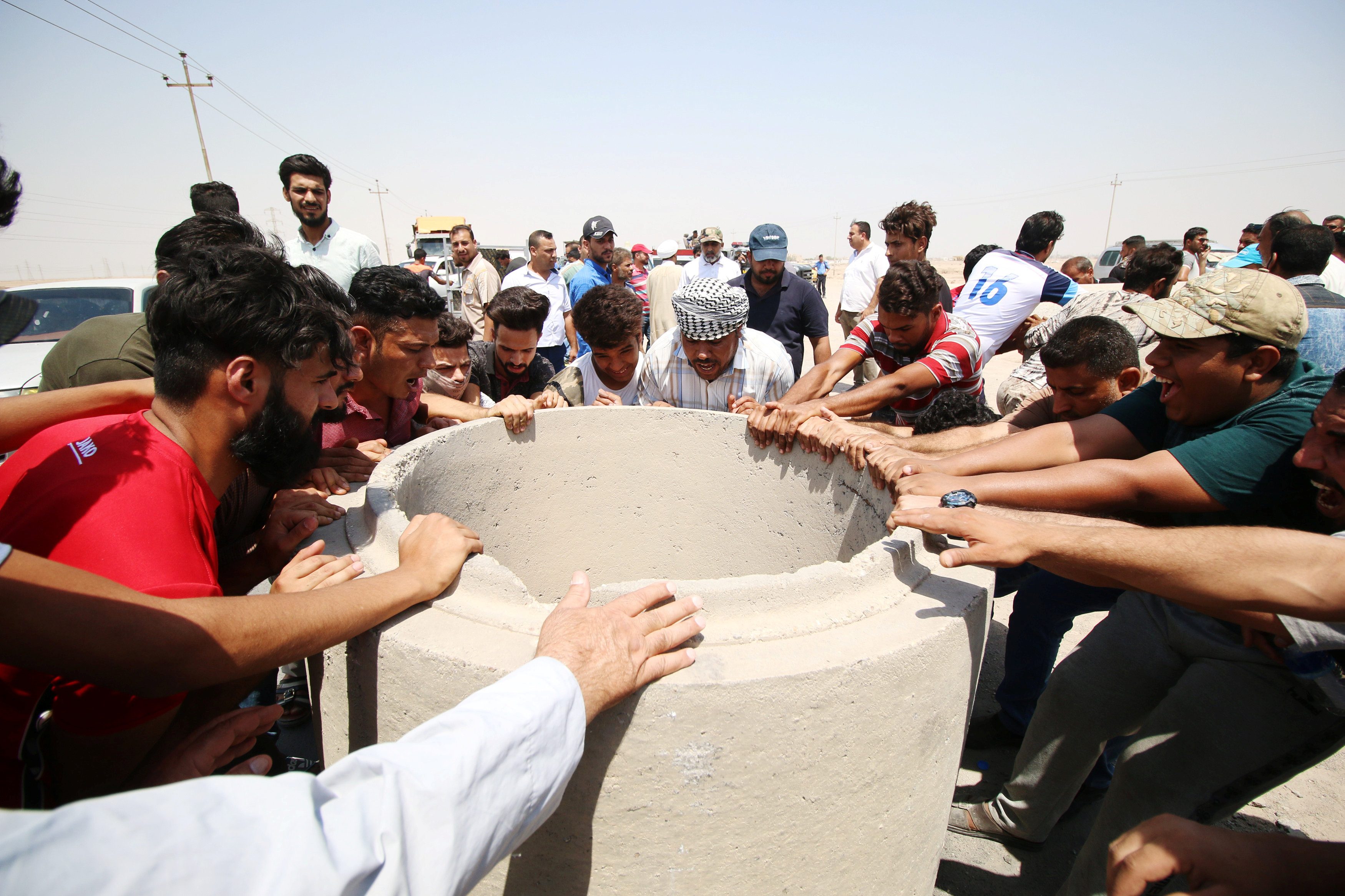 محتجون عراقيون يغلقون الطريق خلال مظاهرة في جنوب البصرة 