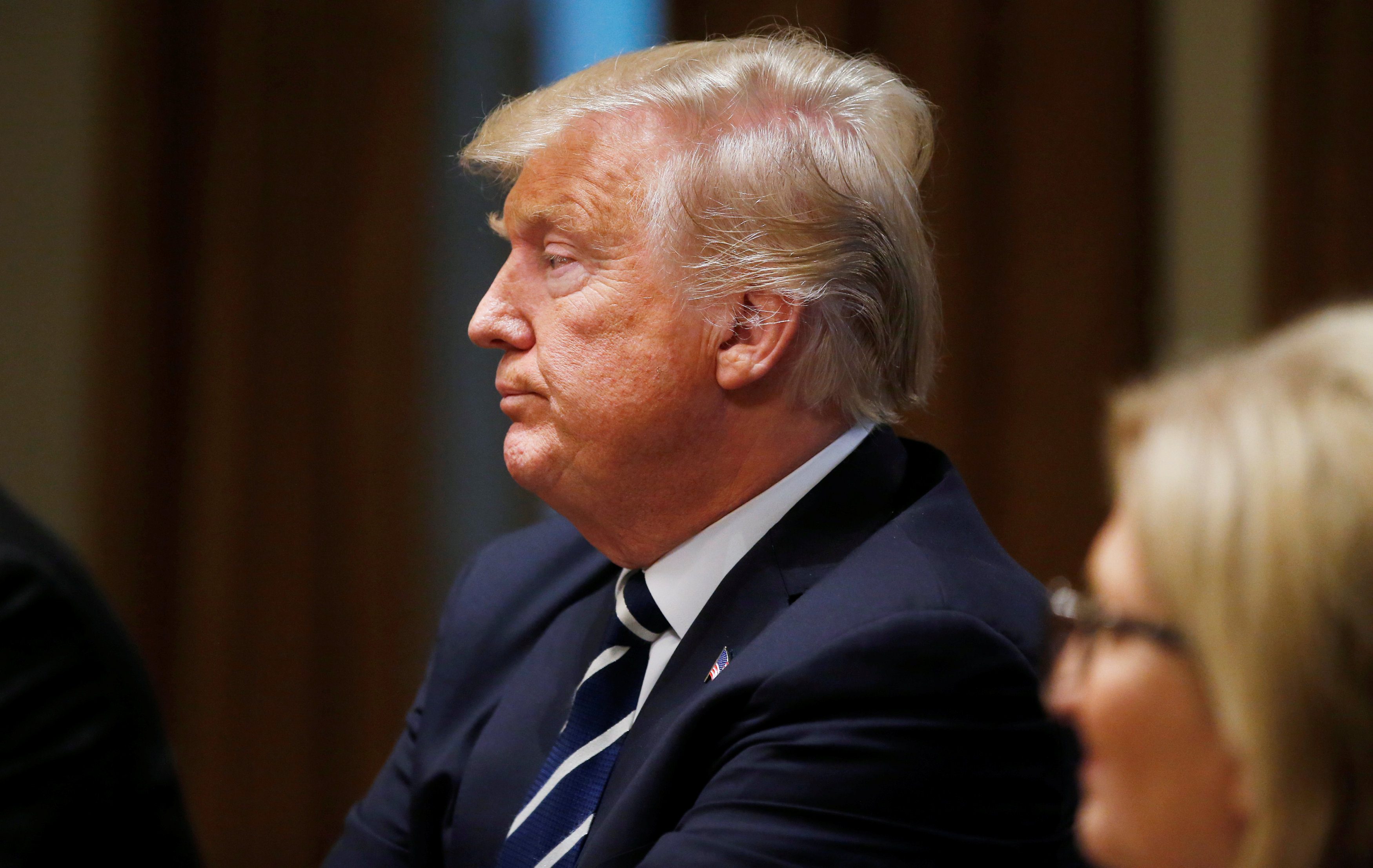 هو وحده يعلم ما الذي دار بتلك الغرفة.. مطالبات باستدعاء الشخص الوحيد الذي حضر اجتماع ترمب مع بوتين