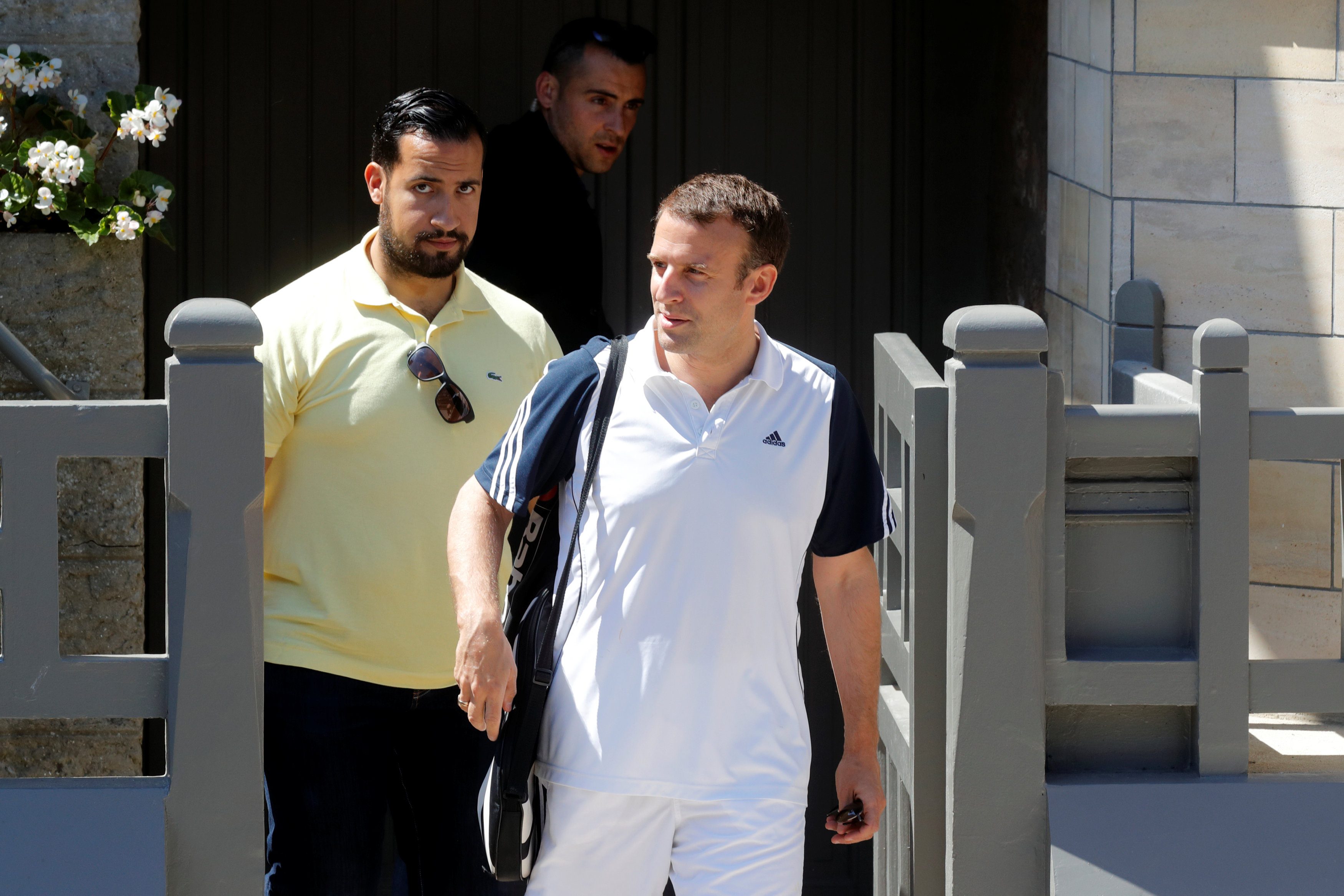 فيديو لموظف يضرب متظاهراً يورط الرئيس الفرنسي.. غضب في فرنسا بعد انتحال مساعد لماكرون لصفة ضابط شرطة