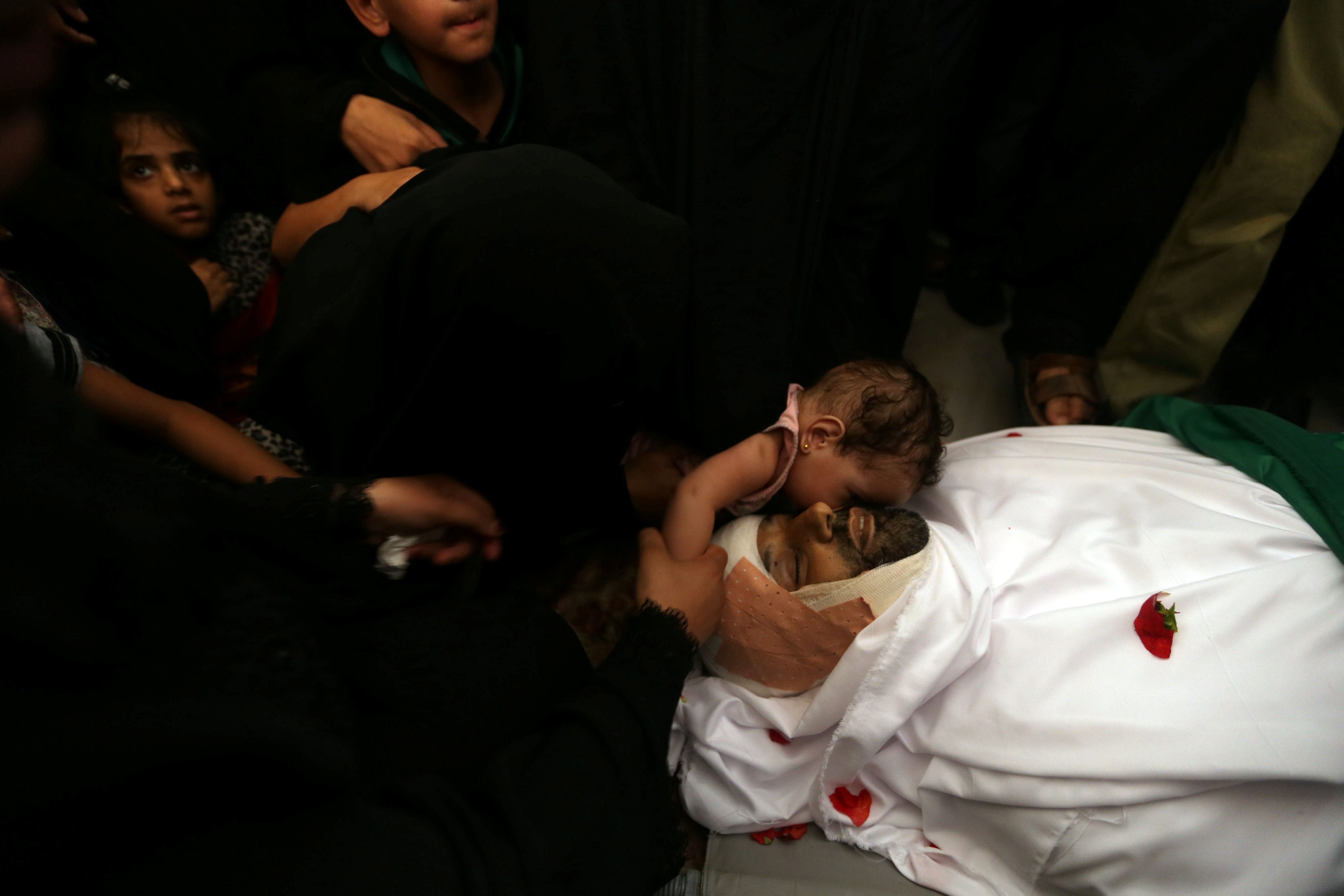 حماس توعدت بالرد على استهداف إسرائيل لمواقعها