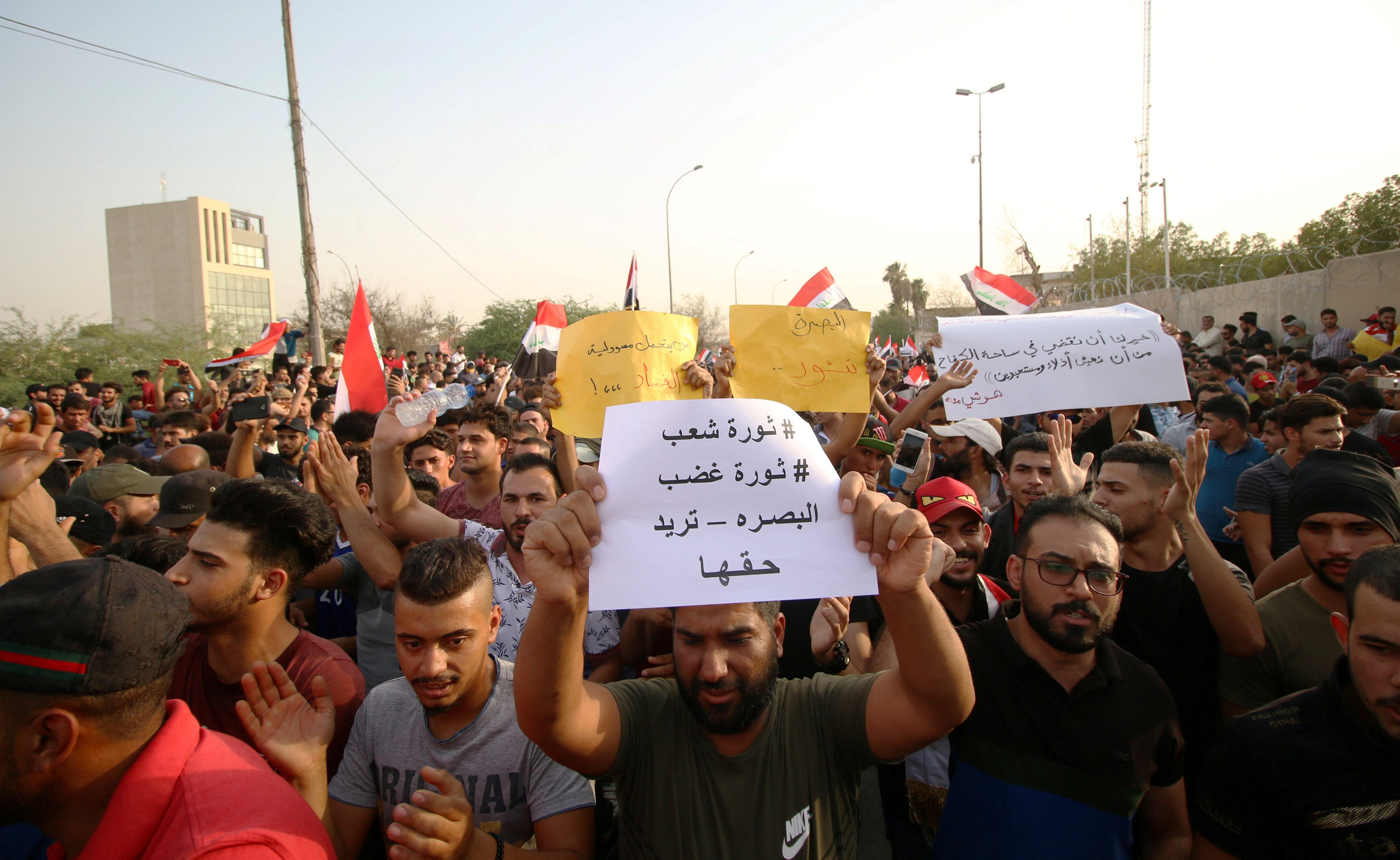 انقطاع خدمة الإنترنت لم يوقف الاحتجاجات، الاقتصاد المتدهور أصلًا كان الخاسر الأكبر